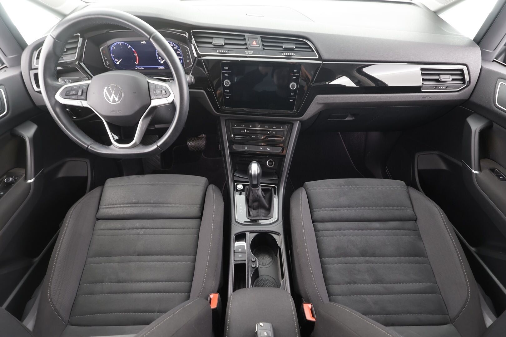 VOLKSWAGEN TOURAN 2023 Highline 2.0 TDI 110kW DSG 7-P * ACC / P.kamera / Adap.LED / Koukku / Webasto / Navi / Hierovat penkit * - Merkkihuollettu