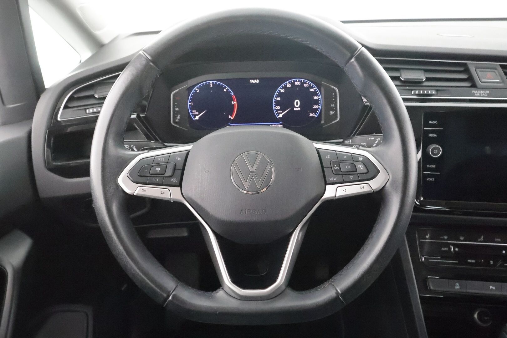 VOLKSWAGEN TOURAN 2023 Highline 2.0 TDI 110kW DSG 7-P * ACC / P.kamera / Adap.LED / Koukku / Webasto / Navi / Hierovat penkit * - Merkkihuollettu