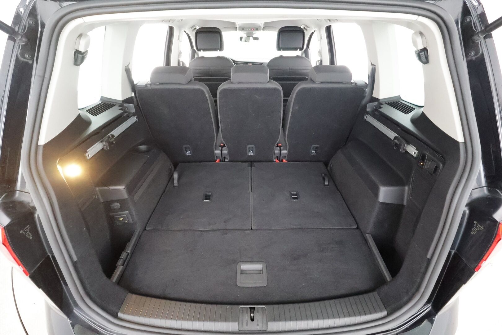 VOLKSWAGEN TOURAN 2023 Highline 2.0 TDI 110kW DSG 7-P * ACC / P.kamera / Adap.LED / Koukku / Webasto / Navi / Hierovat penkit * - Merkkihuollettu