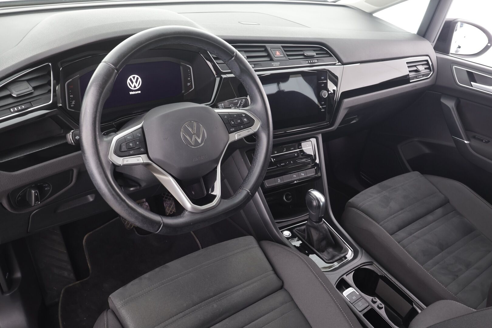 VOLKSWAGEN TOURAN 2023 Highline 2.0 TDI 110kW DSG 7-P * ACC / P.kamera / Adap.LED / Koukku / Webasto / Navi / Hierovat penkit * - Merkkihuollettu