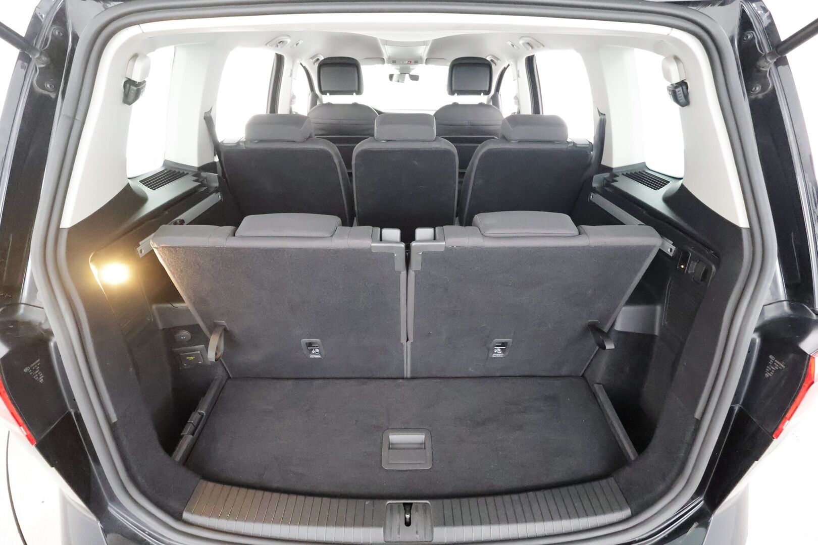 VOLKSWAGEN TOURAN 2023 Highline 2.0 TDI 110kW DSG 7-P * ACC / P.kamera / Adap.LED / Koukku / Webasto / Navi / Hierovat penkit * - Merkkihuollettu