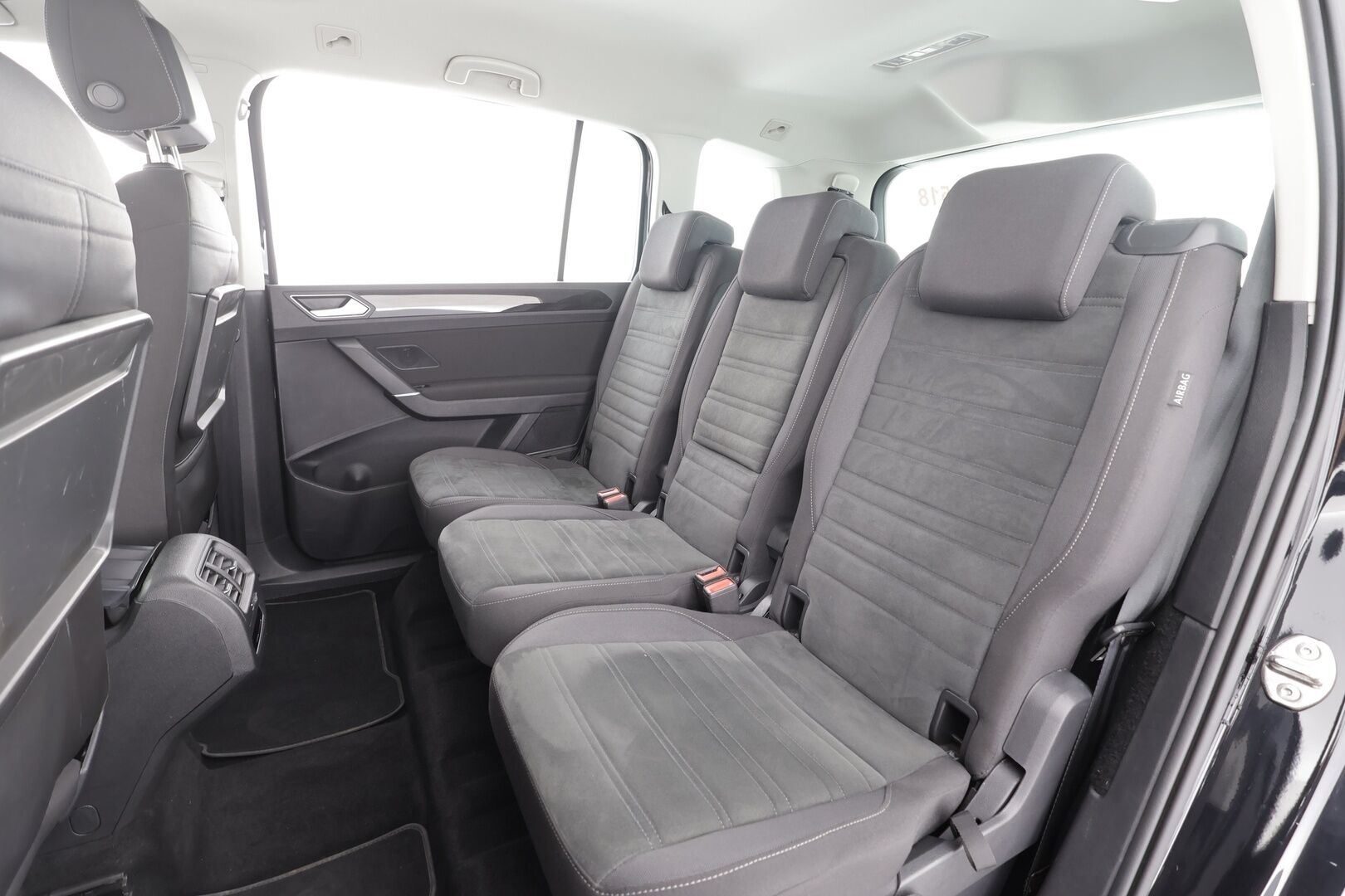 VOLKSWAGEN TOURAN 2023 Highline 2.0 TDI 110kW DSG 7-P * ACC / P.kamera / Adap.LED / Koukku / Webasto / Navi / Hierovat penkit * - Merkkihuollettu