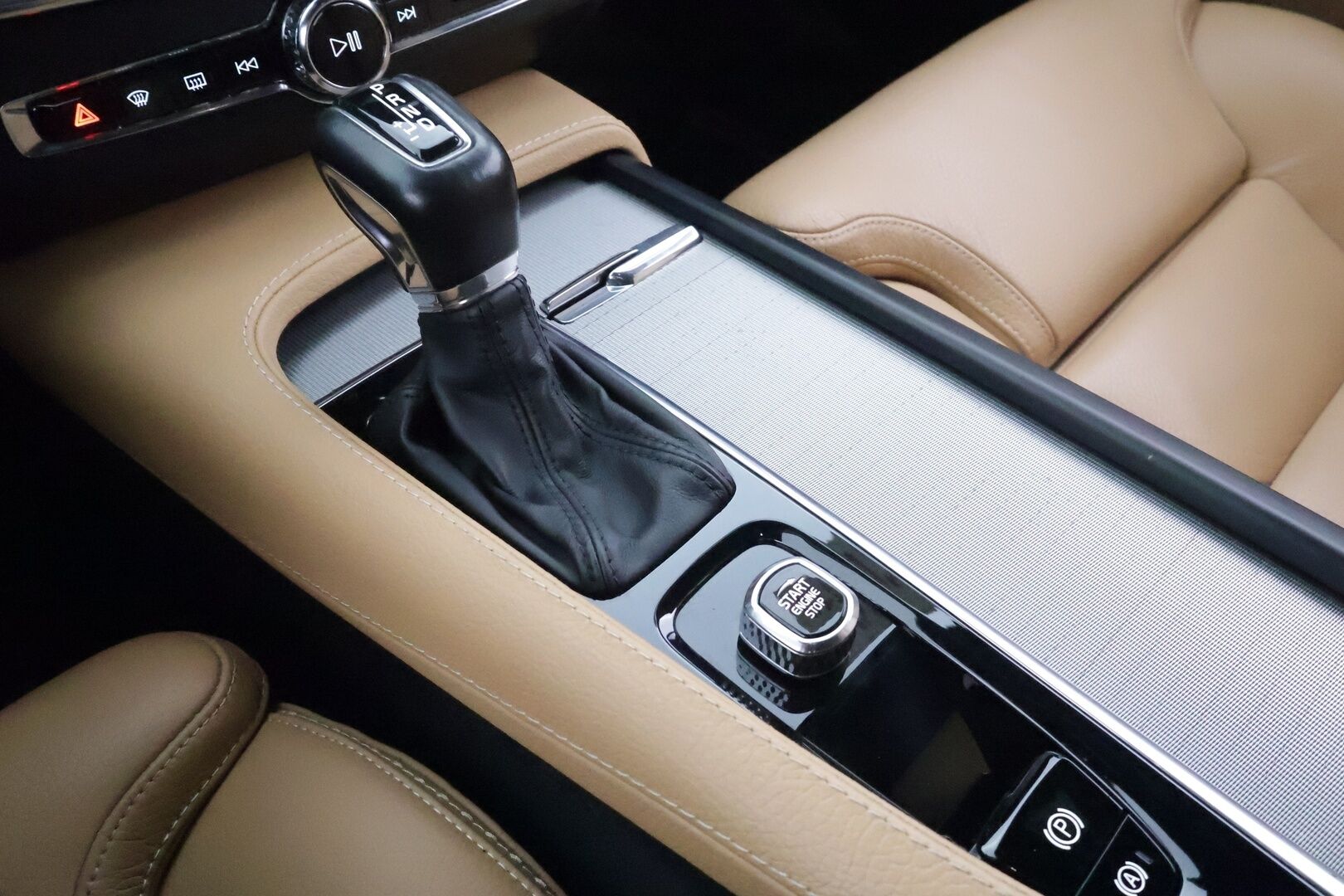 Volvo V90 CROSS COUNTRY 2019 D4 AWD Plus * ACC / P.kamera / Koukku / Webasto / Muistipenkki / Ruskeat nahat / Sähköluukku * - Magic-blue metalliväri / Alletaittuva koukku / Ruskeat nahat - HULLUT AVAJAISHULINAT KORKOTARJOUS 3,29 %