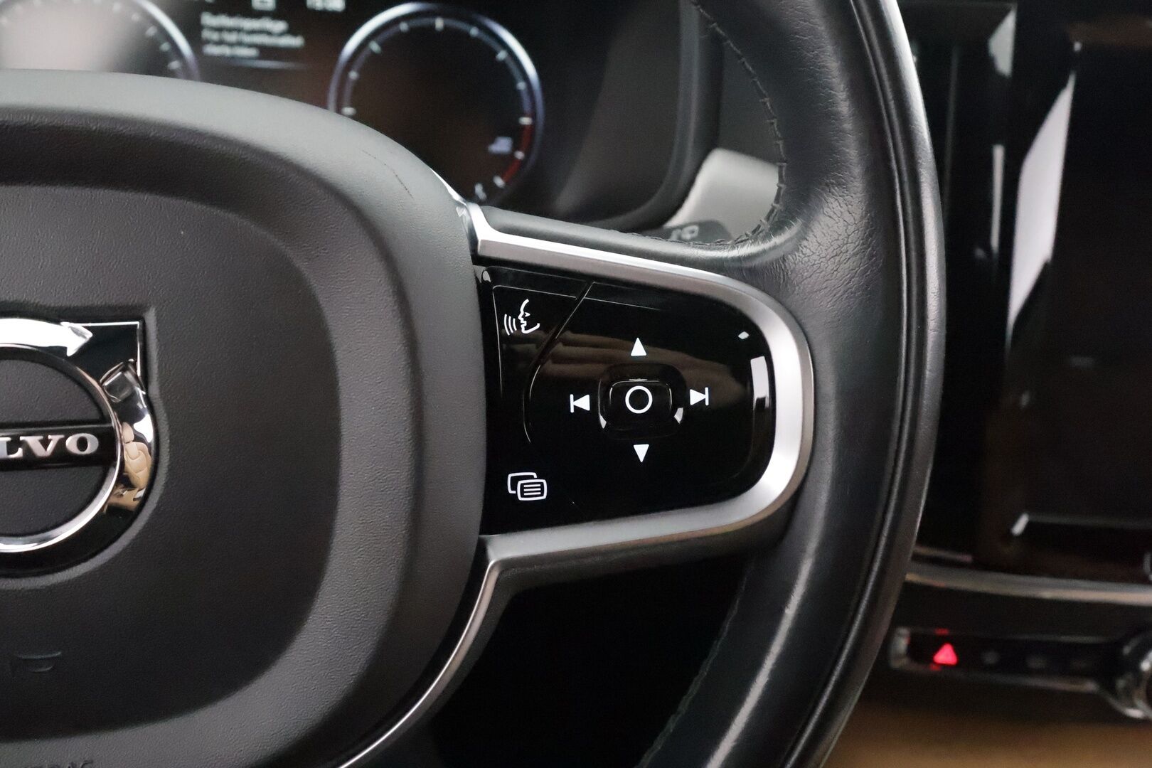 Volvo V90 CROSS COUNTRY 2019 D4 AWD Plus * ACC / P.kamera / Koukku / Webasto / Muistipenkki / Ruskeat nahat / Sähköluukku *