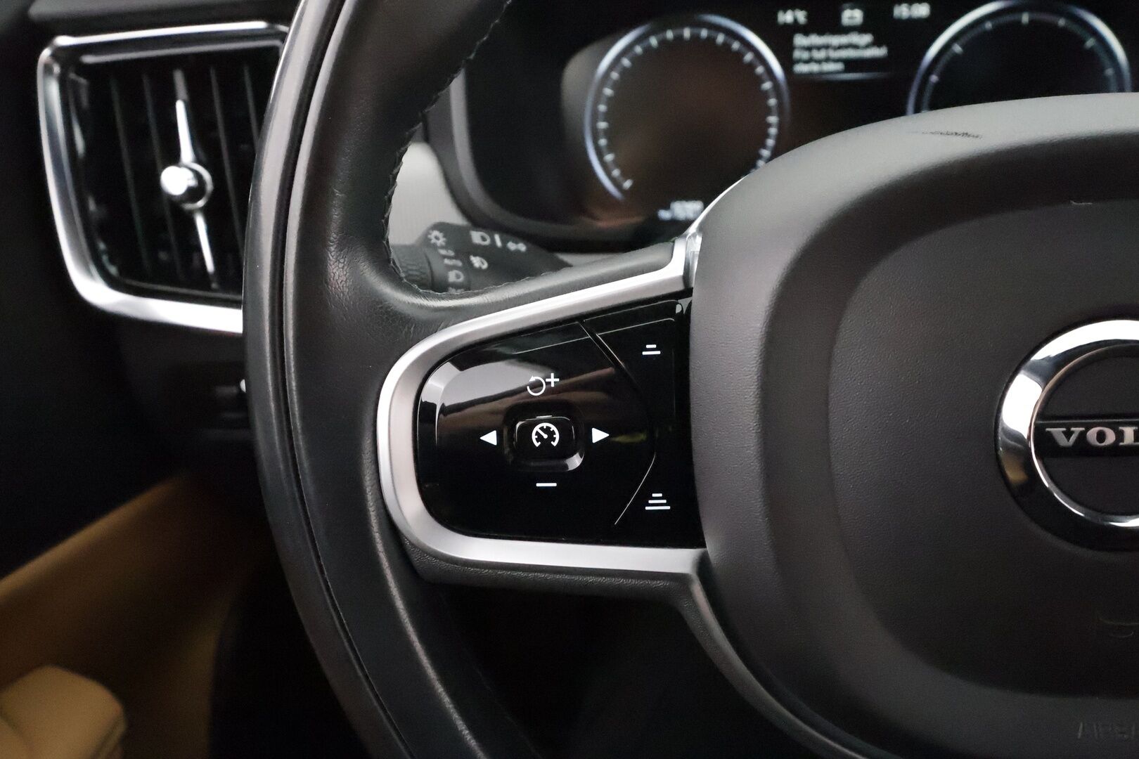 Volvo V90 CROSS COUNTRY 2019 D4 AWD Plus * ACC / P.kamera / Koukku / Webasto / Muistipenkki / Ruskeat nahat / Sähköluukku *
