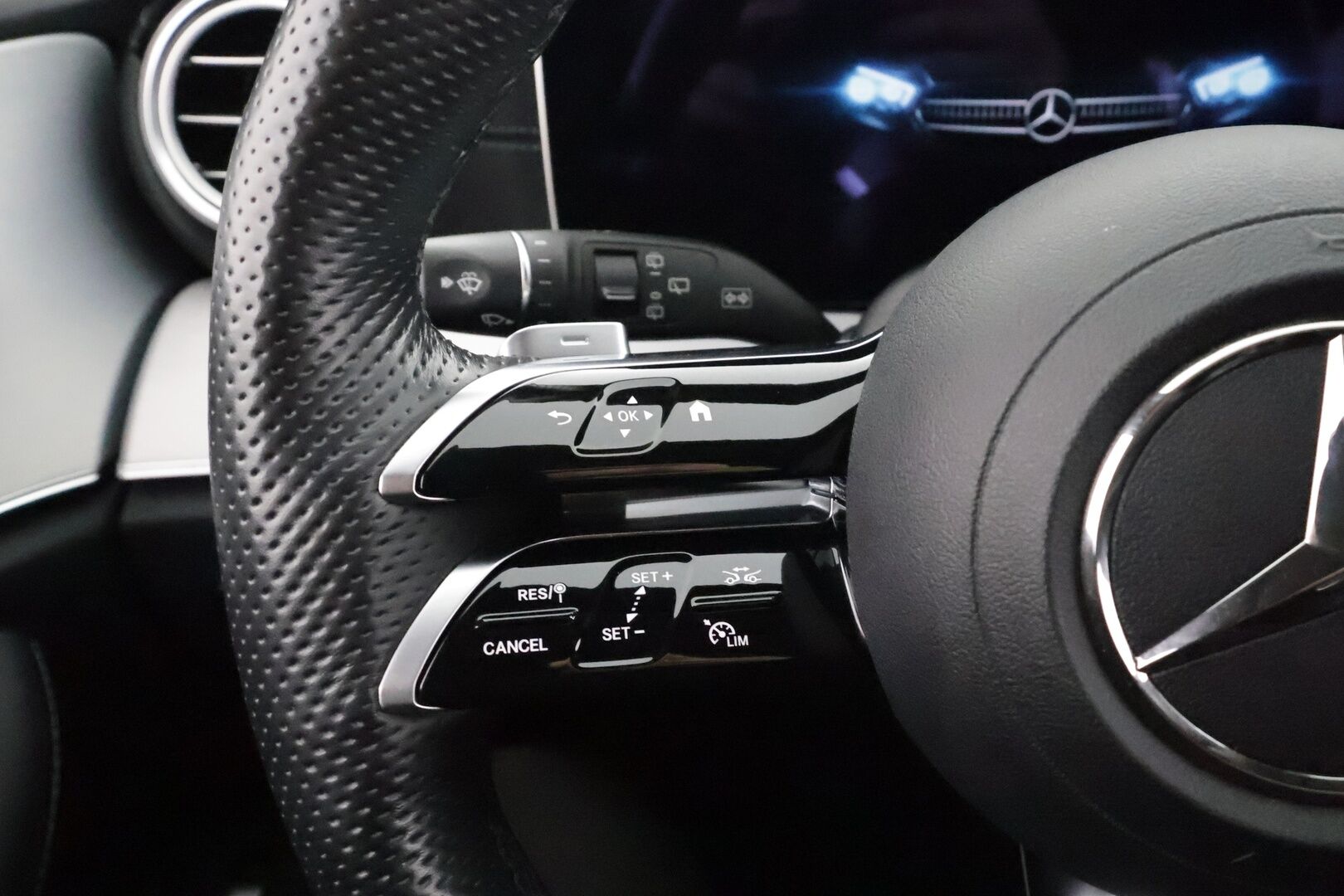 MERCEDES-BENZ E 2023 300 de 4Matic T AMG * Distronic+ / P.kamera / Ilmastoidut nahat / Keyless / Widescreen / Sähköluukku / Navi * - Merkkihuollettu