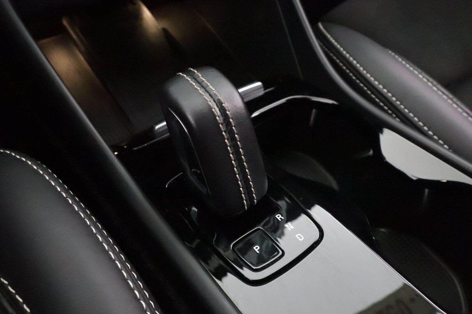 Volvo XC40 2021 P8 AWD R-Design * ACC / P.kamera / ILP / BLIS / Puolinahat / Sähköluukku / Keyless / Navi / LED * - Lämpöpumppu / Akku kuntotarkastettu / Cross Traffic Alert 