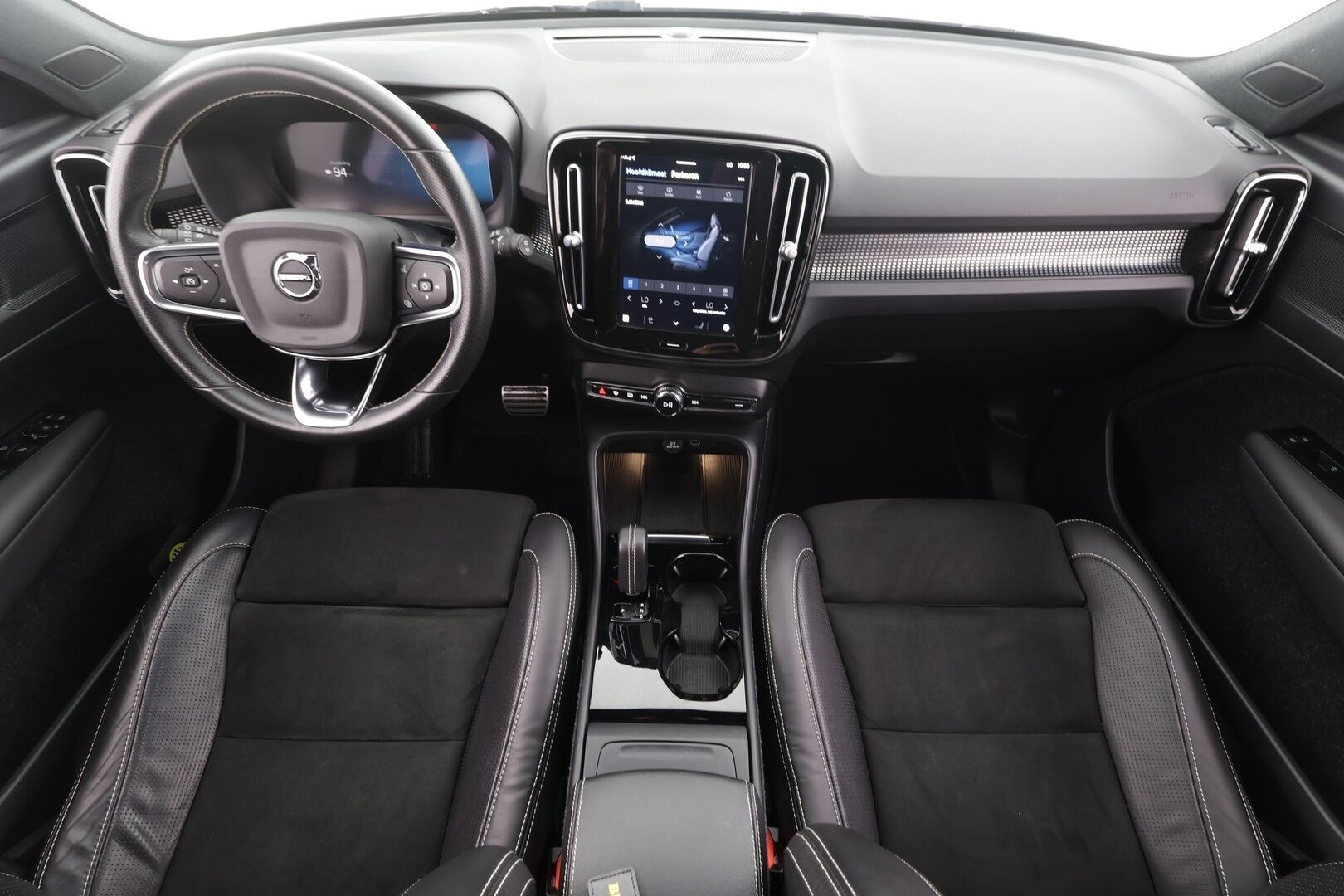 Volvo XC40 2021 P8 AWD R-Design * ACC / P.kamera / ILP / BLIS / Puolinahat / Sähköluukku / Keyless / Navi / LED * - Lämpöpumppu / Akku kuntotarkastettu / Cross Traffic Alert 