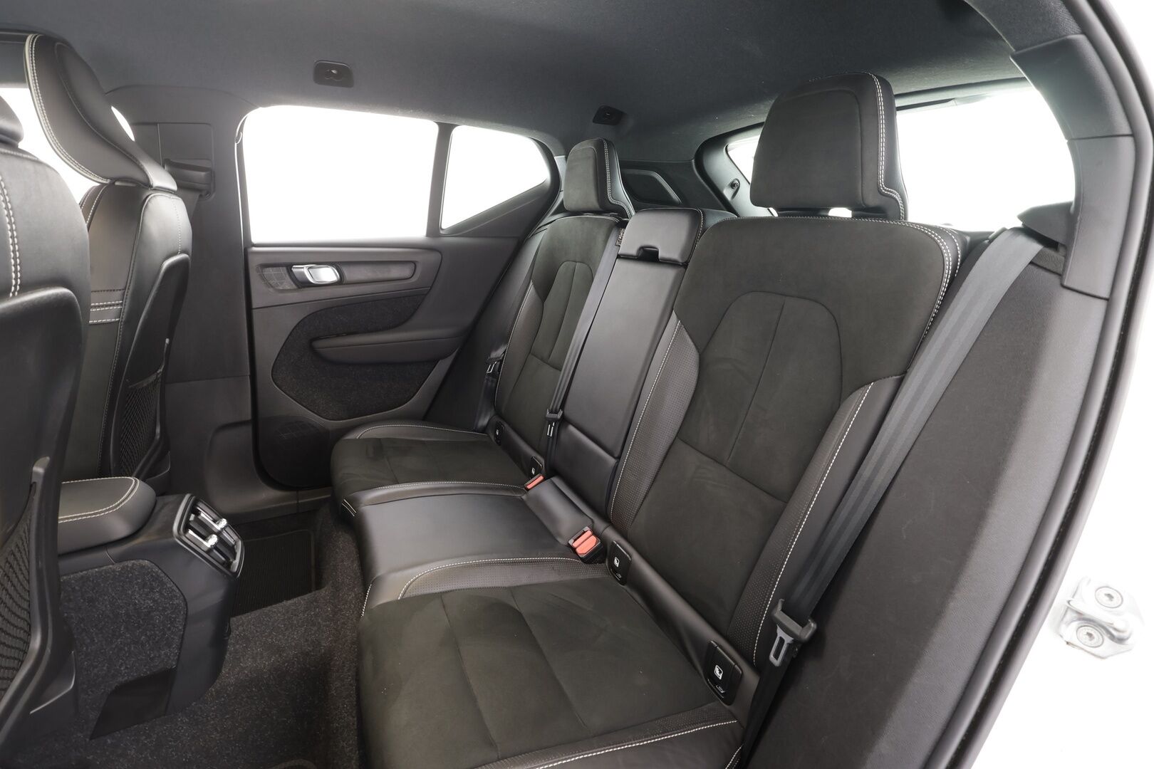 Volvo XC40 2021 P8 AWD R-Design * ACC / P.kamera / ILP / BLIS / Puolinahat / Sähköluukku / Keyless / Navi / LED * - Lämpöpumppu / Akku kuntotarkastettu / Cross Traffic Alert 