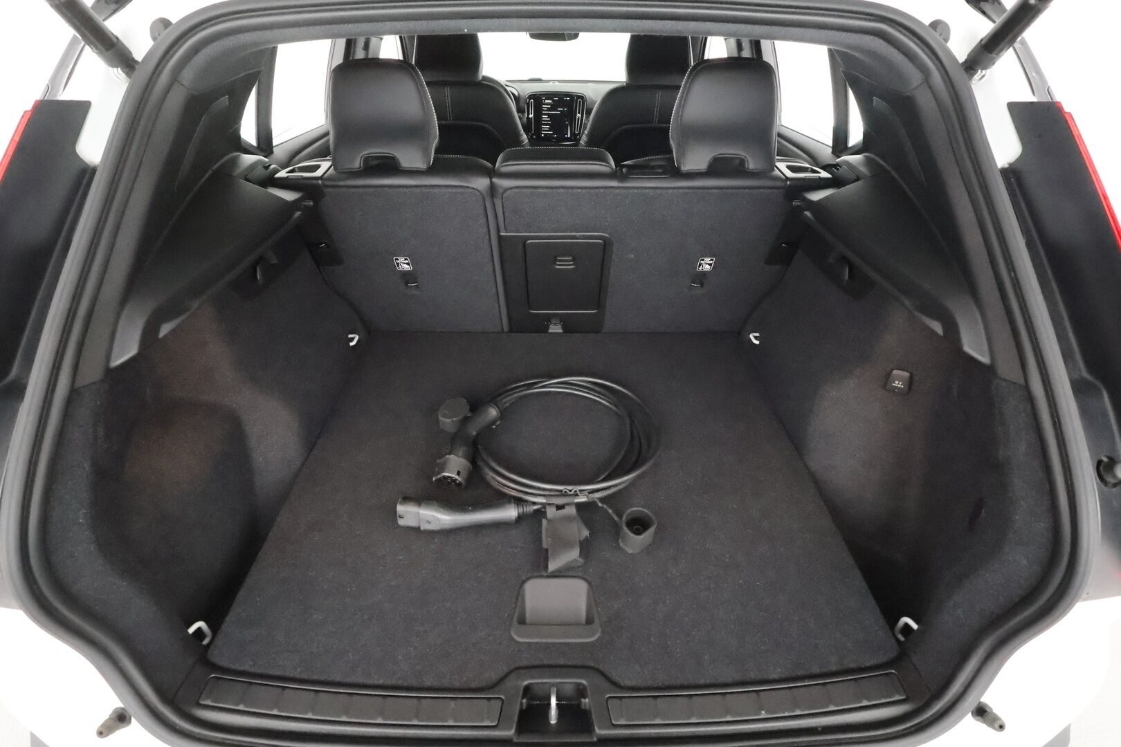 Volvo XC40 2021 P8 AWD R-Design * ACC / P.kamera / ILP / BLIS / Puolinahat / Sähköluukku / Keyless / Navi / LED * - Lämpöpumppu / Akku kuntotarkastettu / Cross Traffic Alert 
