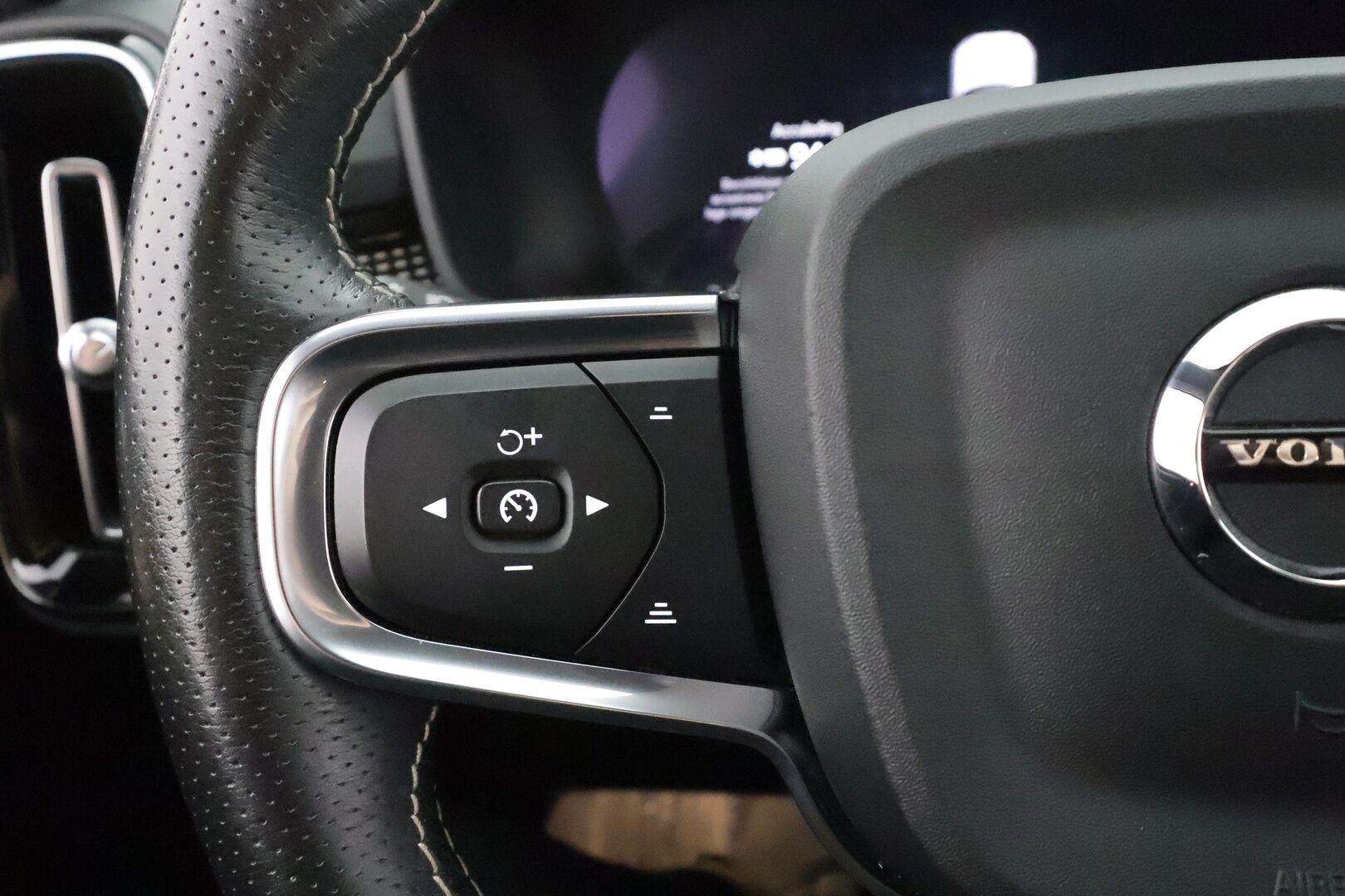 Volvo XC40 2021 P8 AWD R-Design * ACC / P.kamera / ILP / BLIS / Puolinahat / Sähköluukku / Keyless / Navi / LED * - Lämpöpumppu / Akku kuntotarkastettu / Cross Traffic Alert 