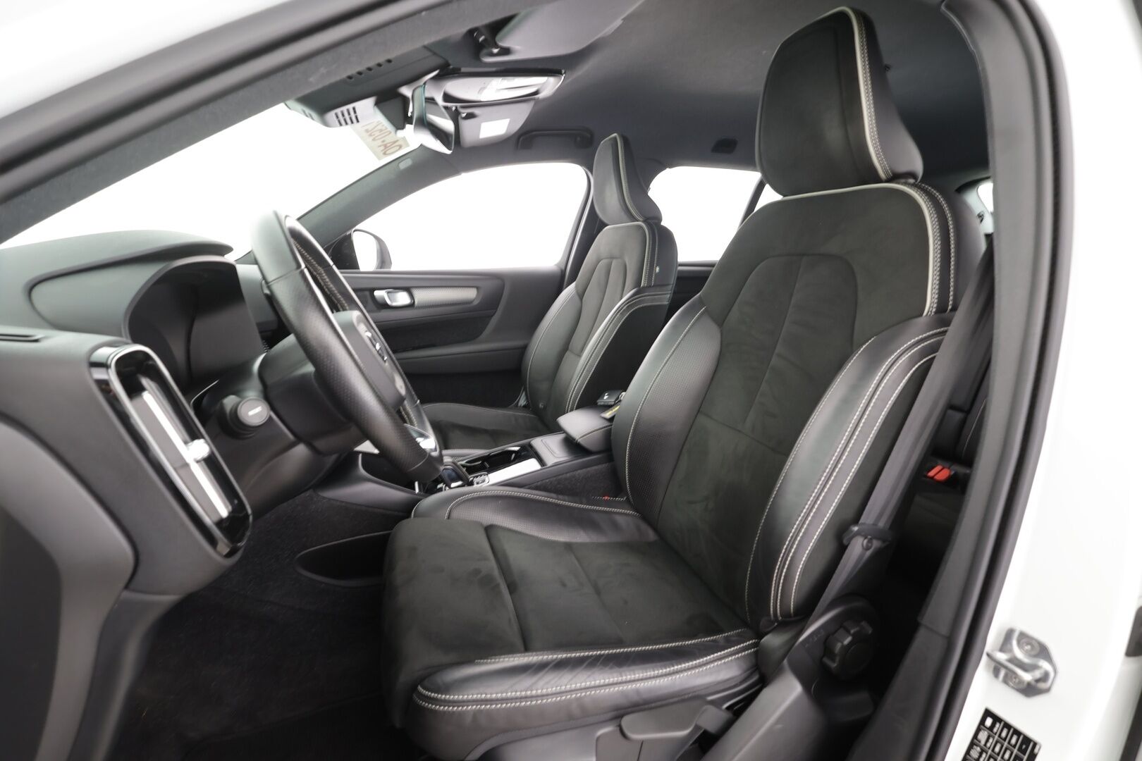 Volvo XC40 2021 P8 AWD R-Design * ACC / P.kamera / ILP / BLIS / Puolinahat / Sähköluukku / Keyless / Navi / LED * - Lämpöpumppu / Akku kuntotarkastettu / Cross Traffic Alert 