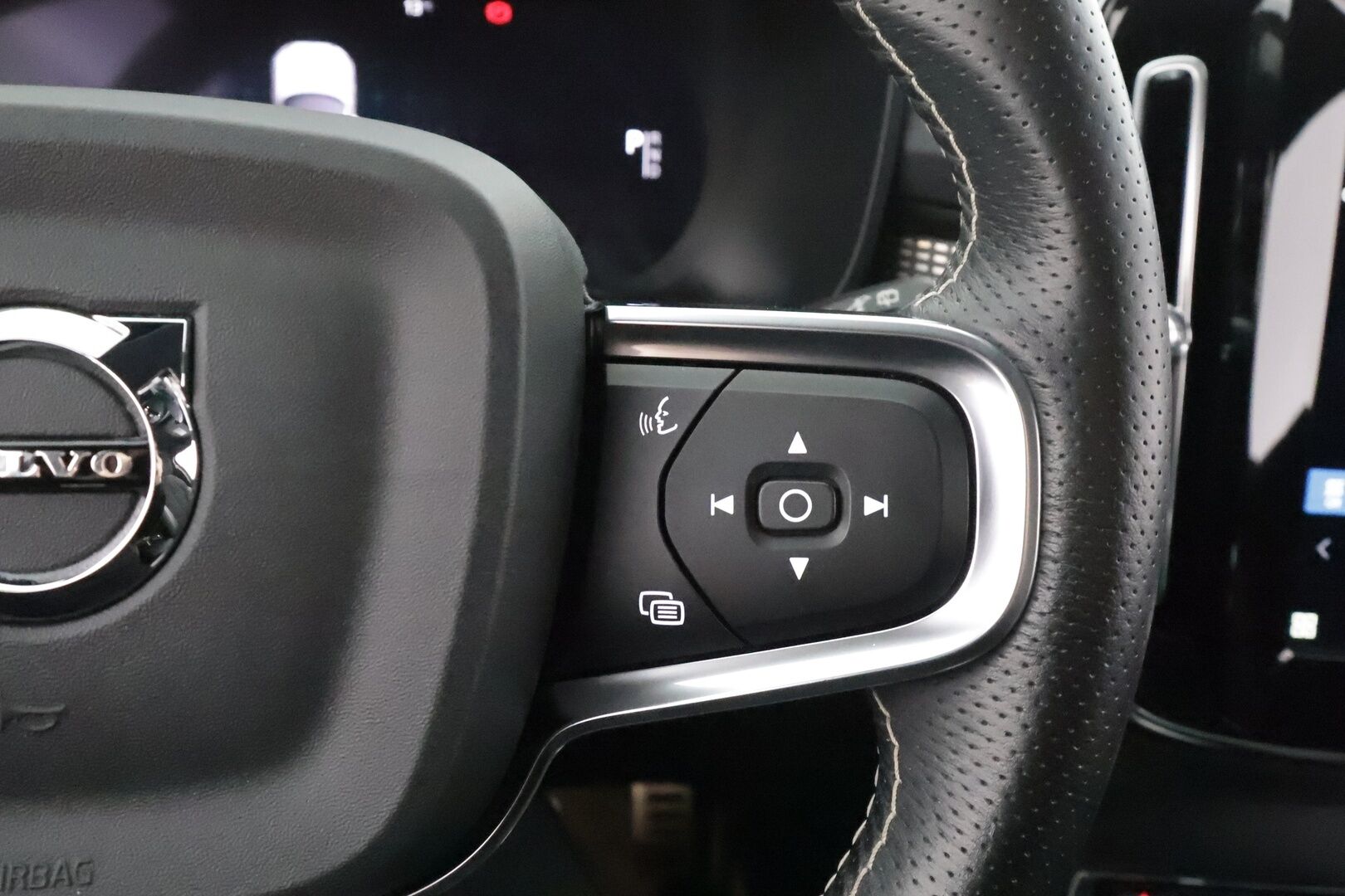 Volvo XC40 2021 P8 AWD R-Design * ACC / P.kamera / ILP / BLIS / Puolinahat / Sähköluukku / Keyless / Navi / LED * - Lämpöpumppu / Akku kuntotarkastettu / Cross Traffic Alert 