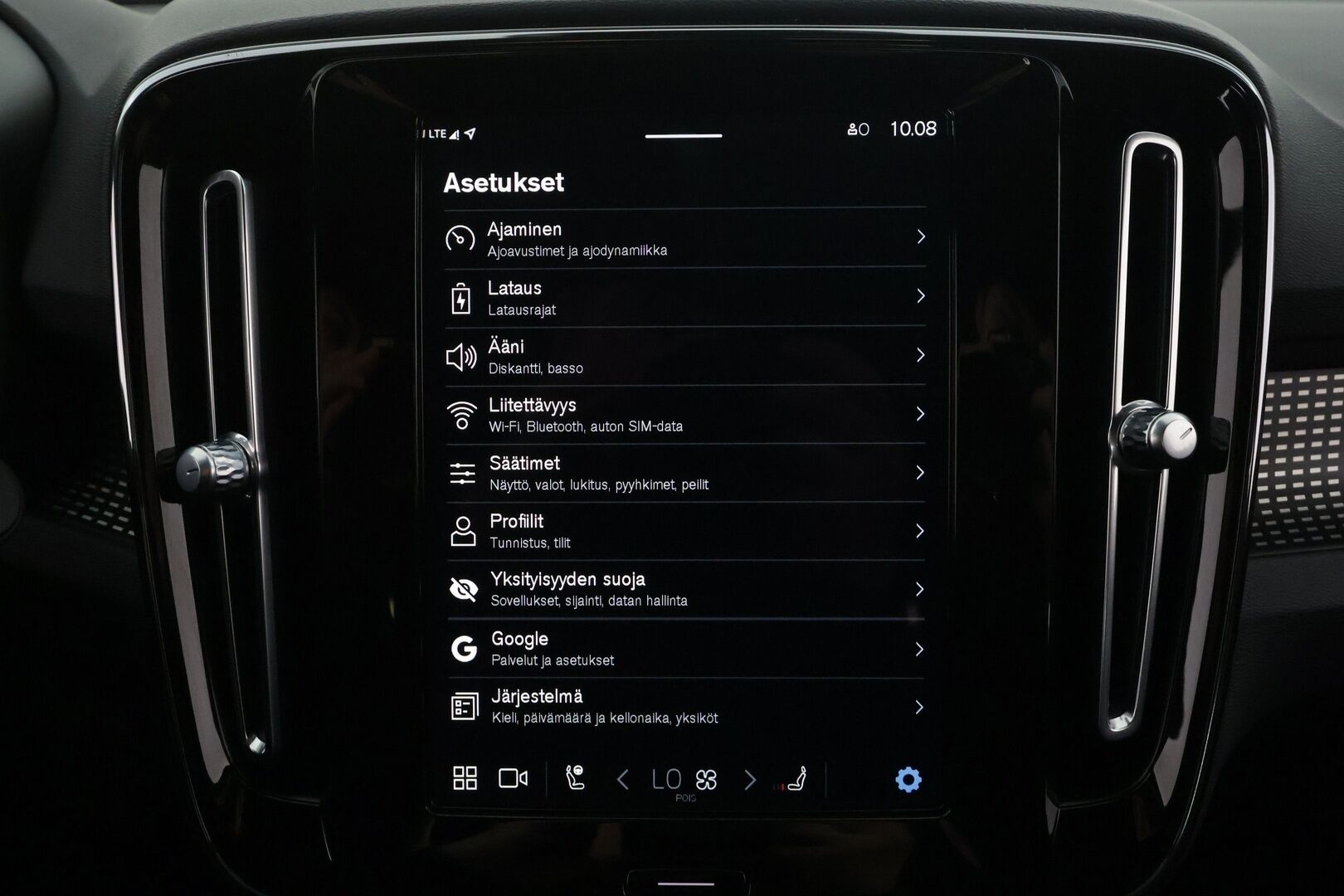 Volvo XC40 2021 P8 AWD R-Design * ACC / P.kamera / ILP / BLIS / Puolinahat / Sähköluukku / Keyless / Navi / LED * - Lämpöpumppu / Akku kuntotarkastettu / Cross Traffic Alert 