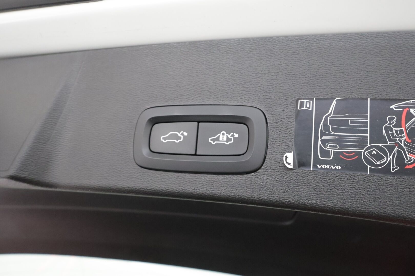 Volvo XC40 2021 P8 AWD R-Design * ACC / P.kamera / ILP / BLIS / Puolinahat / Sähköluukku / Keyless / Navi / LED * - Lämpöpumppu / Akku kuntotarkastettu / Cross Traffic Alert 