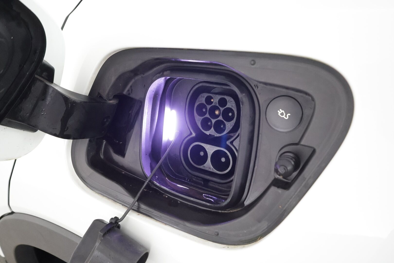 Volvo XC40 2021 P8 AWD R-Design * ACC / P.kamera / ILP / BLIS / Puolinahat / Sähköluukku / Keyless / Navi / LED * - Lämpöpumppu / Akku kuntotarkastettu / Cross Traffic Alert 