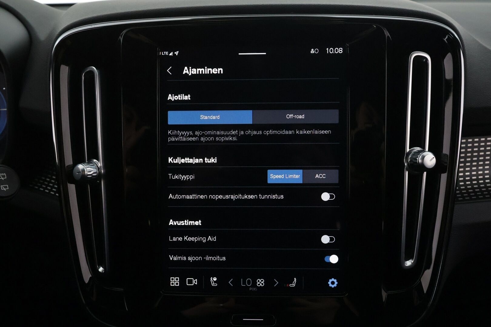 Volvo XC40 2021 P8 AWD R-Design * ACC / P.kamera / ILP / BLIS / Puolinahat / Sähköluukku / Keyless / Navi / LED * - Lämpöpumppu / Akku kuntotarkastettu / Cross Traffic Alert 