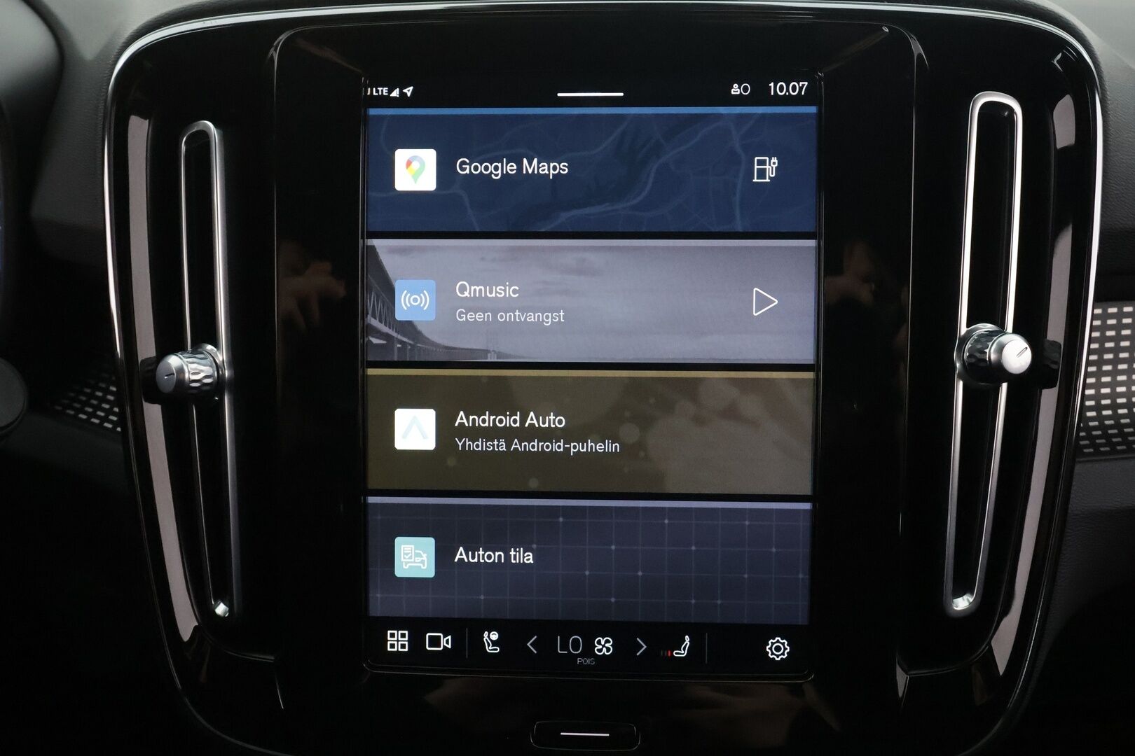 Volvo XC40 2021 P8 AWD R-Design * ACC / P.kamera / ILP / BLIS / Puolinahat / Sähköluukku / Keyless / Navi / LED *