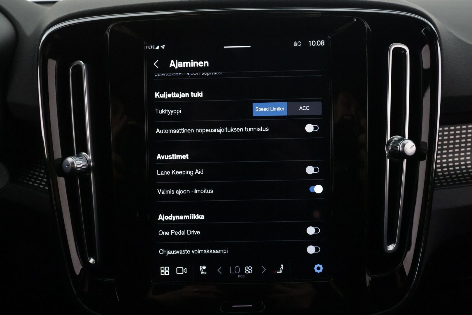 Volvo XC40 2021 P8 AWD R-Design * ACC / P.kamera / ILP / BLIS / Puolinahat / Sähköluukku / Keyless / Navi / LED * - Lämpöpumppu / Akku kuntotarkastettu / Cross Traffic Alert 