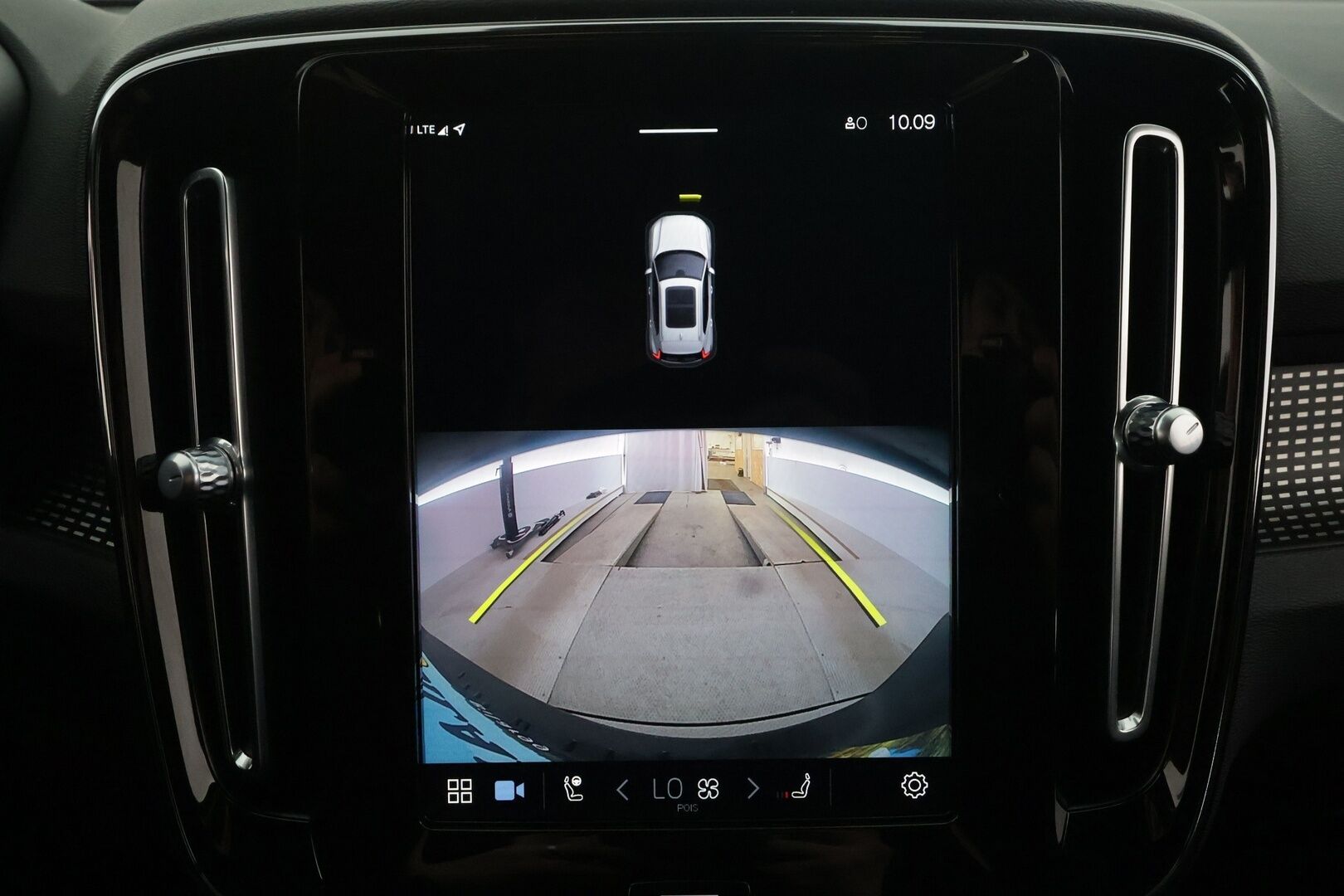 Volvo XC40 2021 P8 AWD R-Design * ACC / P.kamera / ILP / BLIS / Puolinahat / Sähköluukku / Keyless / Navi / LED * - Lämpöpumppu / Akku kuntotarkastettu / Cross Traffic Alert 
