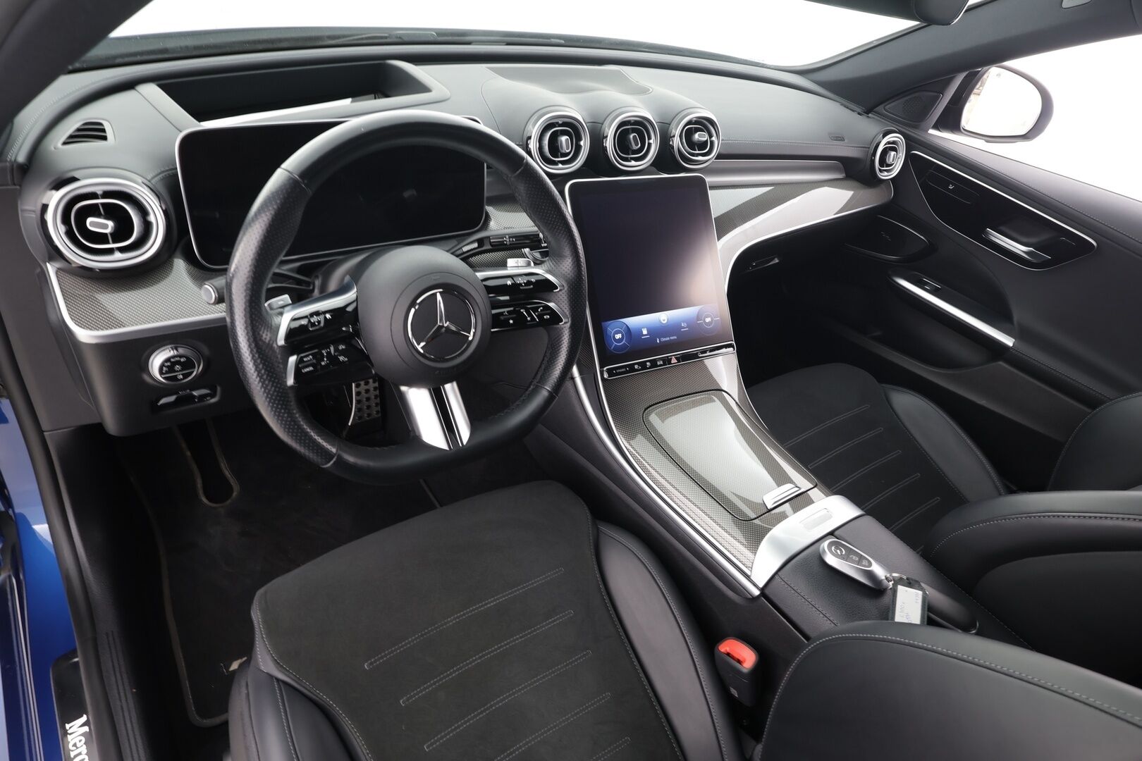 MERCEDES-BENZ C 2023 300e AMG * Distronic+ / HUD / Midline / P.kamera / IHC / Koukku / Navi / Sporttipenkit / Sähköluukku / Night-paketti * - Facelift