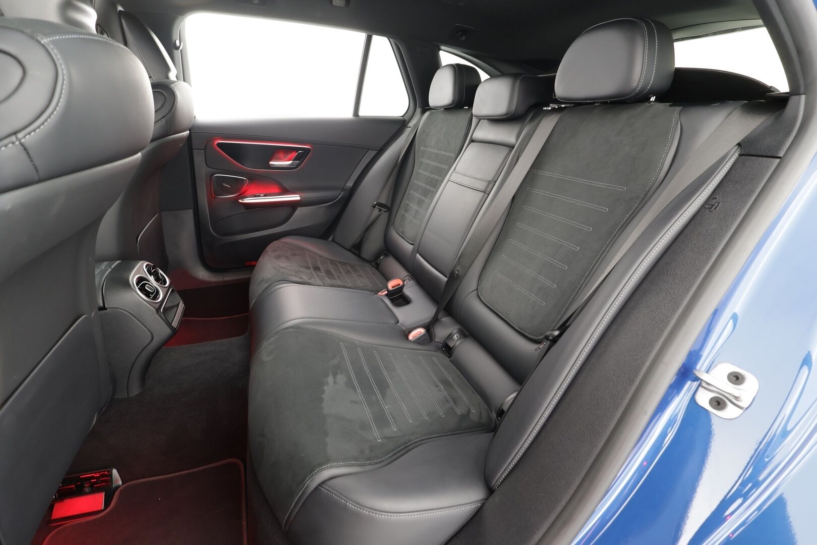 MERCEDES-BENZ C 2023 300e AMG * Distronic+ / HUD / Midline / P.kamera / IHC / Koukku / Navi / Sporttipenkit / Sähköluukku / Night-paketti * - Facelift