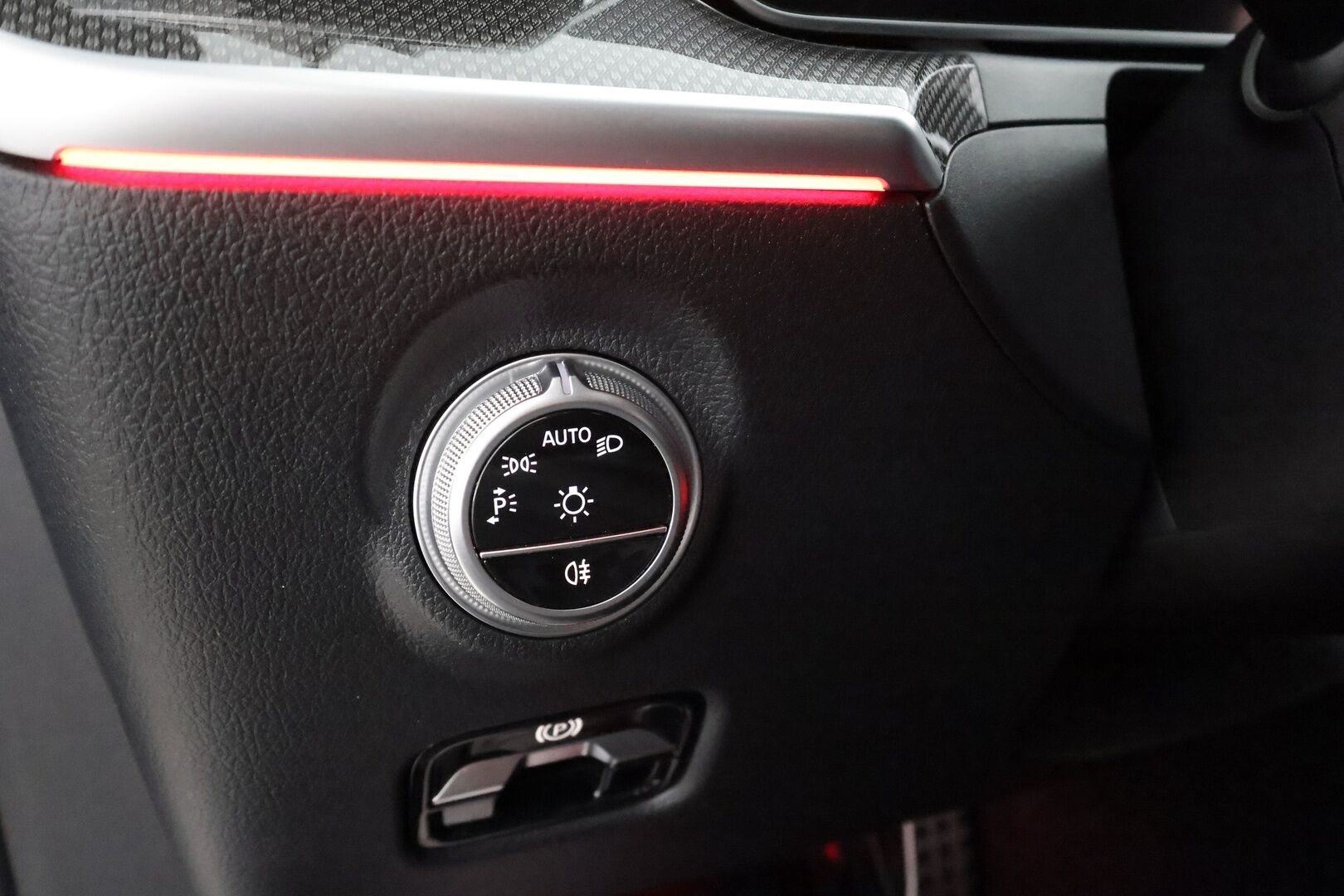 MERCEDES-BENZ C 2023 300e AMG * Distronic+ / HUD / Midline / P.kamera / IHC / Koukku / Navi / Sporttipenkit / Sähköluukku / Night-paketti * - Facelift