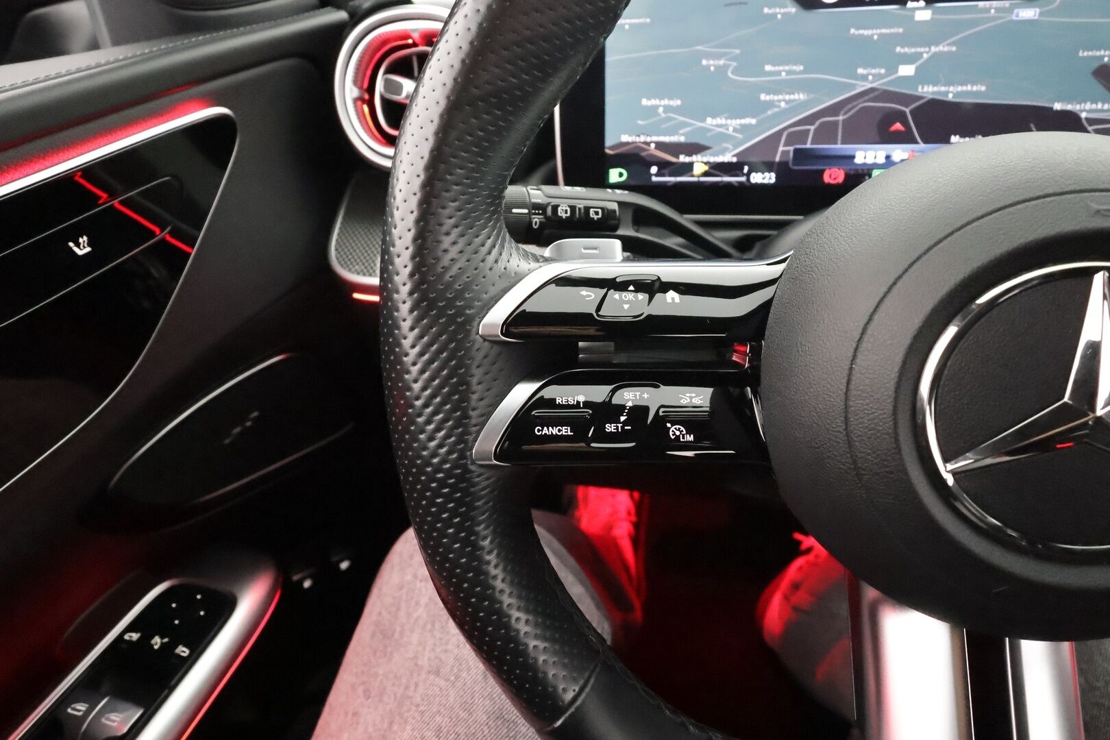 MERCEDES-BENZ C 2023 300e AMG * Distronic+ / HUD / Midline / P.kamera / IHC / Koukku / Navi / Sporttipenkit / Sähköluukku / Night-paketti * - Facelift