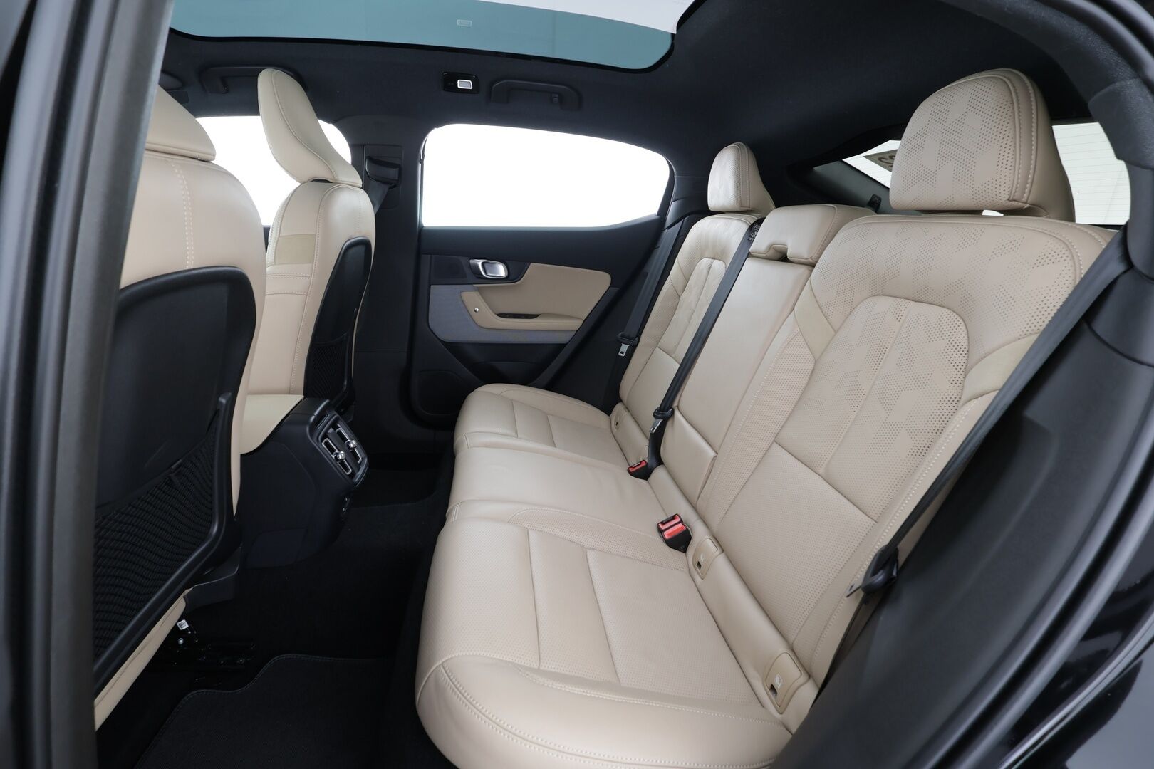 POLESTAR 2 2022 Dual Motor 78 kWh * Pilot plus / ILP / PIxel-LED / 360-Kamera / Harman/Kardon / Muistipenkki * - Kahdet Renkaat / 2x Lataus