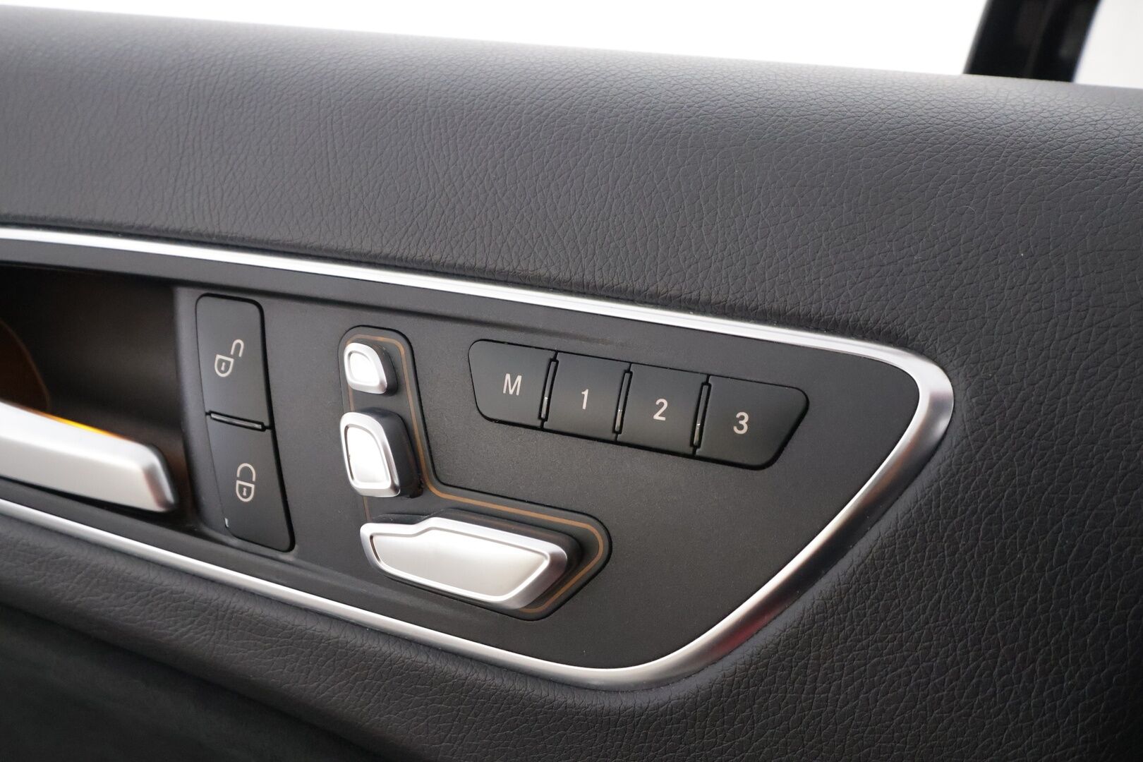 MERCEDES-BENZ A 45 AMG 2018 45 AMG 381hv * Panorama / Muistipenkki / P.kamera / Sport-putkisto / LED / Navi / Puolinahat * - Sport-Putkisto / Hiilikuitu - sisäpaketti / Night - Paketti 