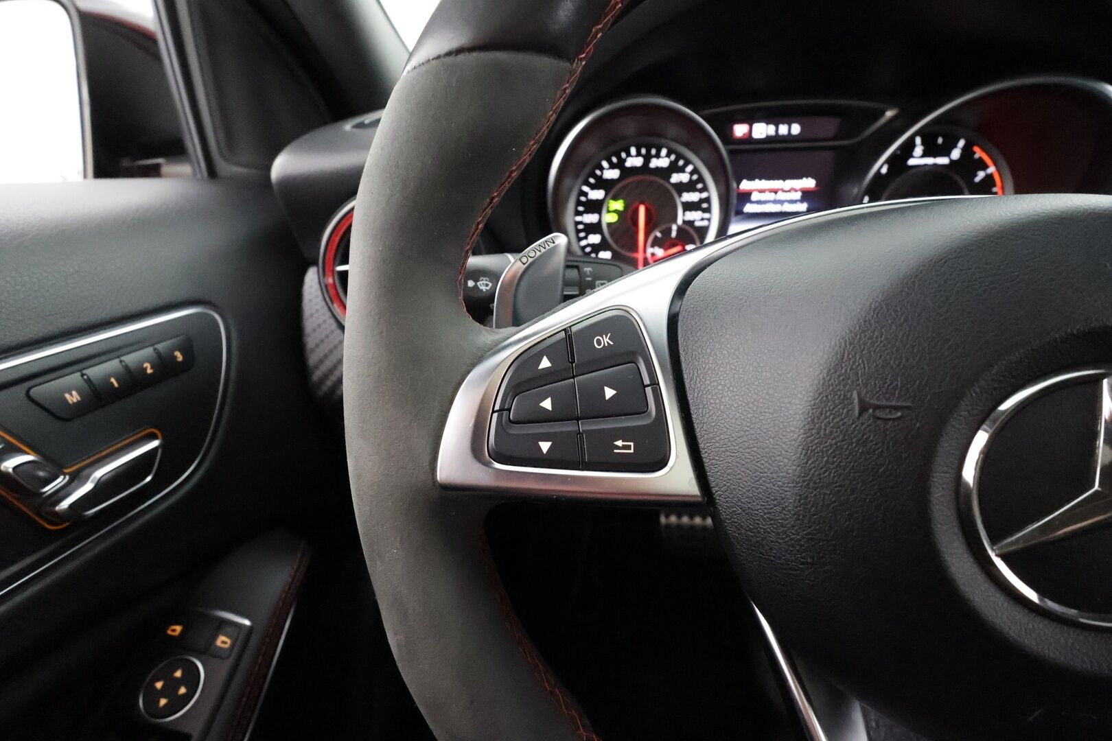 MERCEDES-BENZ A 45 AMG 2018 45 AMG 381hv * Panorama / Muistipenkki / P.kamera / Sport-putkisto / LED / Navi / Puolinahat * - Sport-Putkisto / Hiilikuitu - sisäpaketti / Night - Paketti 