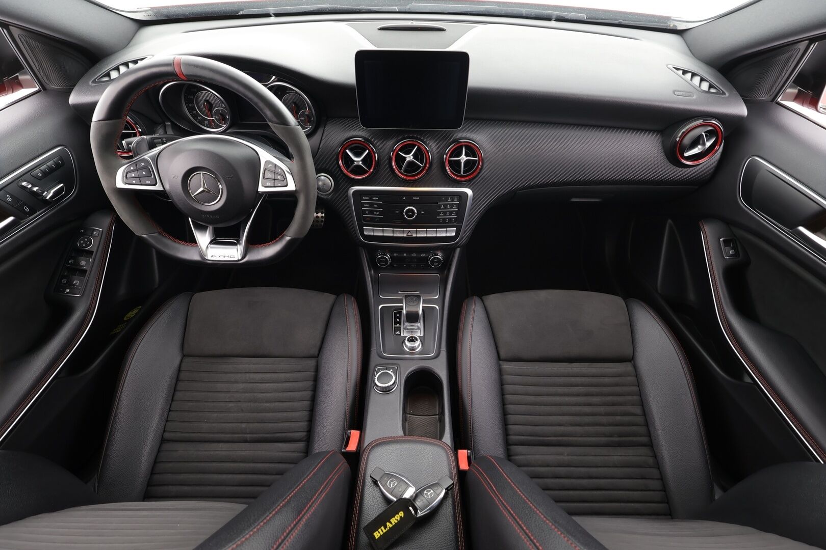 MERCEDES-BENZ A 45 AMG 2018 45 AMG 381hv * Panorama / Muistipenkki / P.kamera / Sport-putkisto / LED / Navi / Puolinahat * - Sport-Putkisto / Hiilikuitu - sisäpaketti / Night - Paketti 