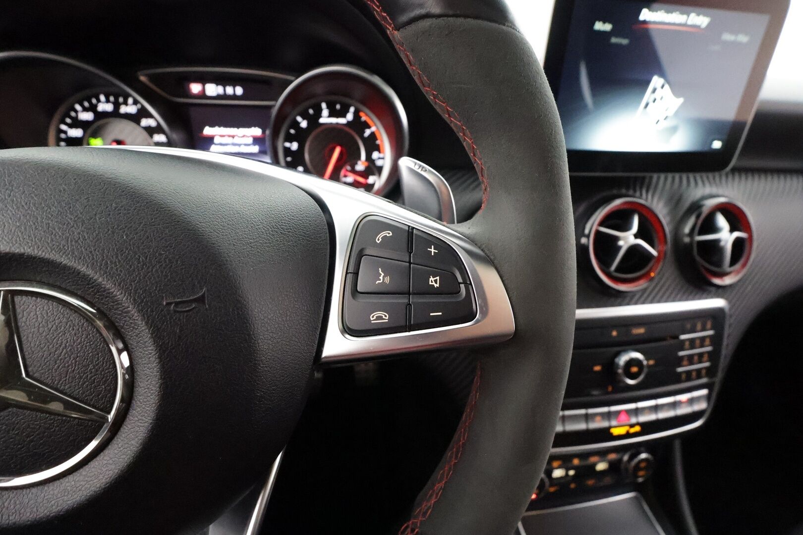 MERCEDES-BENZ A 45 AMG 2018 45 AMG 381hv * Panorama / Muistipenkki / P.kamera / Sport-putkisto / LED / Navi / Puolinahat * - Sport-Putkisto / Hiilikuitu - sisäpaketti / Night - Paketti 