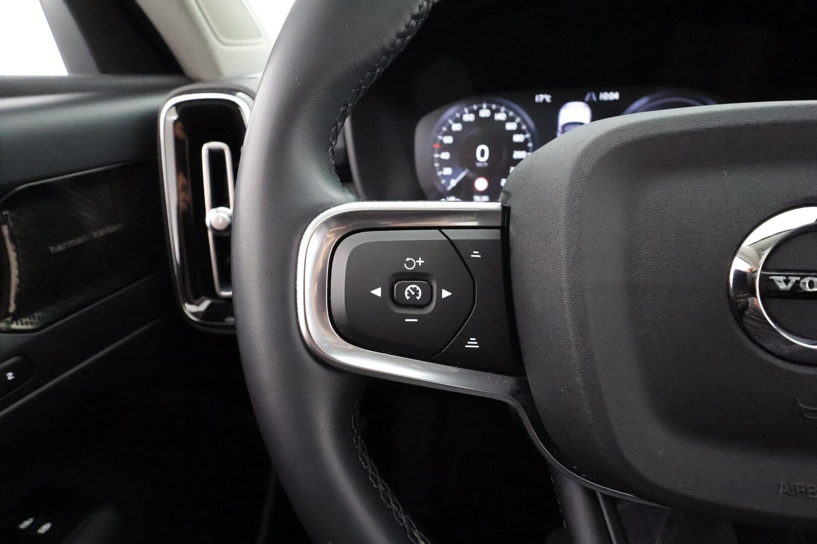 Volvo XC40 2022 T5 TwE Business Inscription aut * Full-LED / Webasto / ACC / Panorama / H&K / 360 / Sportpenkki Muistilla * - Akku kuntotarkastettu / 2x Latauskaapelit 