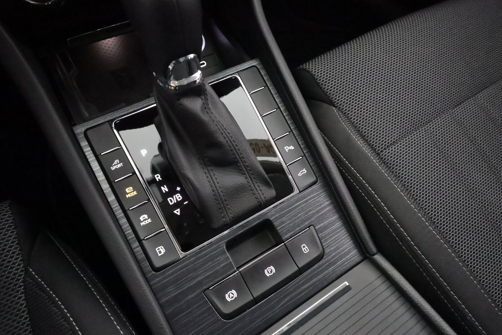 SKODA SUPERB 2023 1.4 TSi iV Style DSG * ACC / Koukku / Webasto / P.kamera / Skoda crystal Matrix-LED / Muistipenkki / Apple&Android * - Merkkihuollettu / Kahdet Renkaat / 2x Lataus