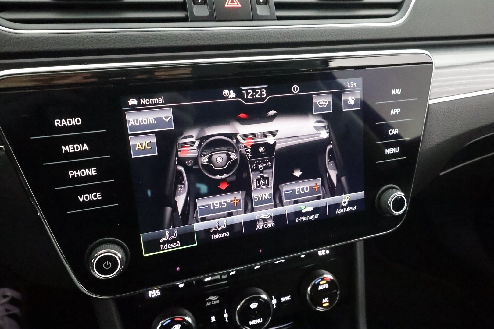 SKODA SUPERB 2023 1.4 TSi iV Style DSG * ACC / Koukku / Webasto / P.kamera / Skoda crystal Matrix-LED / Muistipenkki / Apple&Android * - Merkkihuollettu / Kahdet Renkaat / 2x Lataus