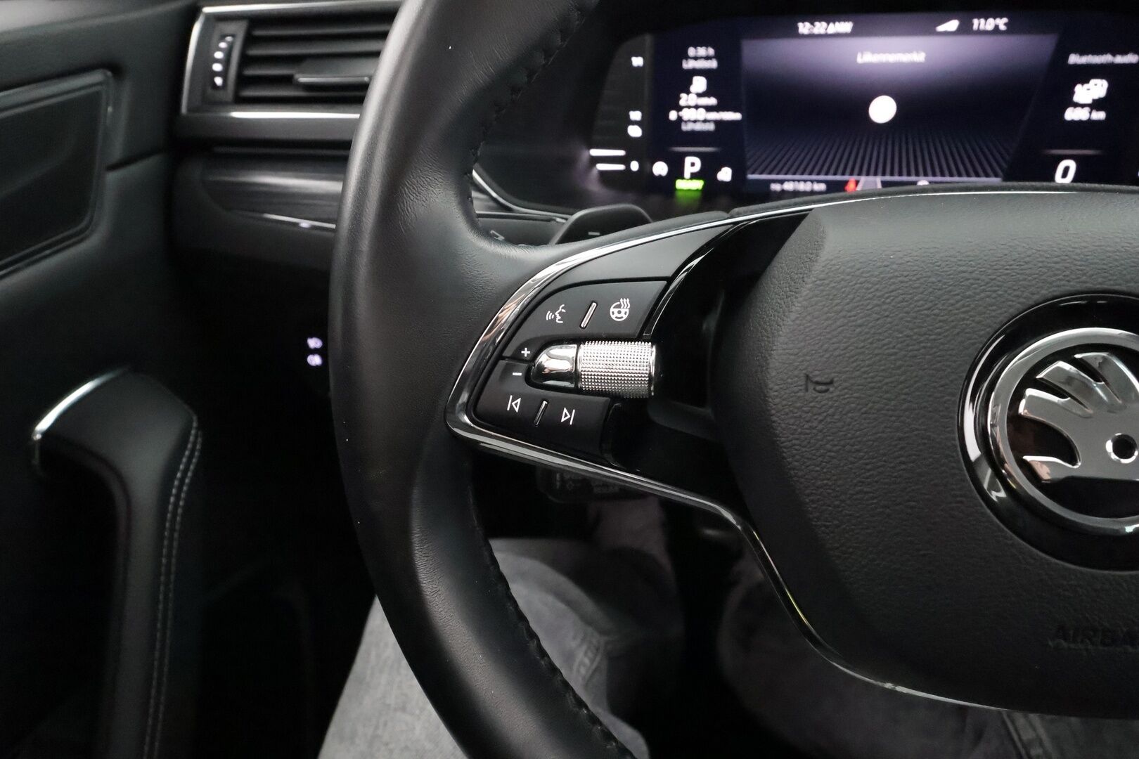 SKODA SUPERB 2023 1.4 TSi iV Style DSG * ACC / Koukku / Webasto / P.kamera / Skoda crystal Matrix-LED / Muistipenkki / Apple&Android * - Merkkihuollettu / Kahdet Renkaat / 2x Lataus