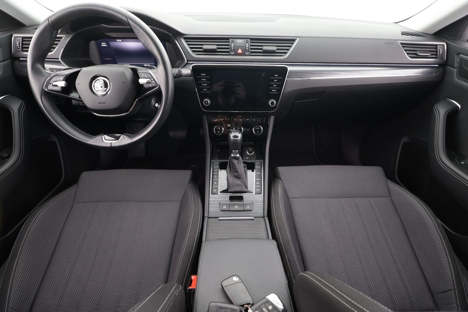 SKODA SUPERB 2023 1.4 TSi iV Style DSG * ACC / Koukku / Webasto / P.kamera / Skoda crystal Matrix-LED / Muistipenkki / Apple&Android * - Merkkihuollettu / Kahdet Renkaat / 2x Lataus