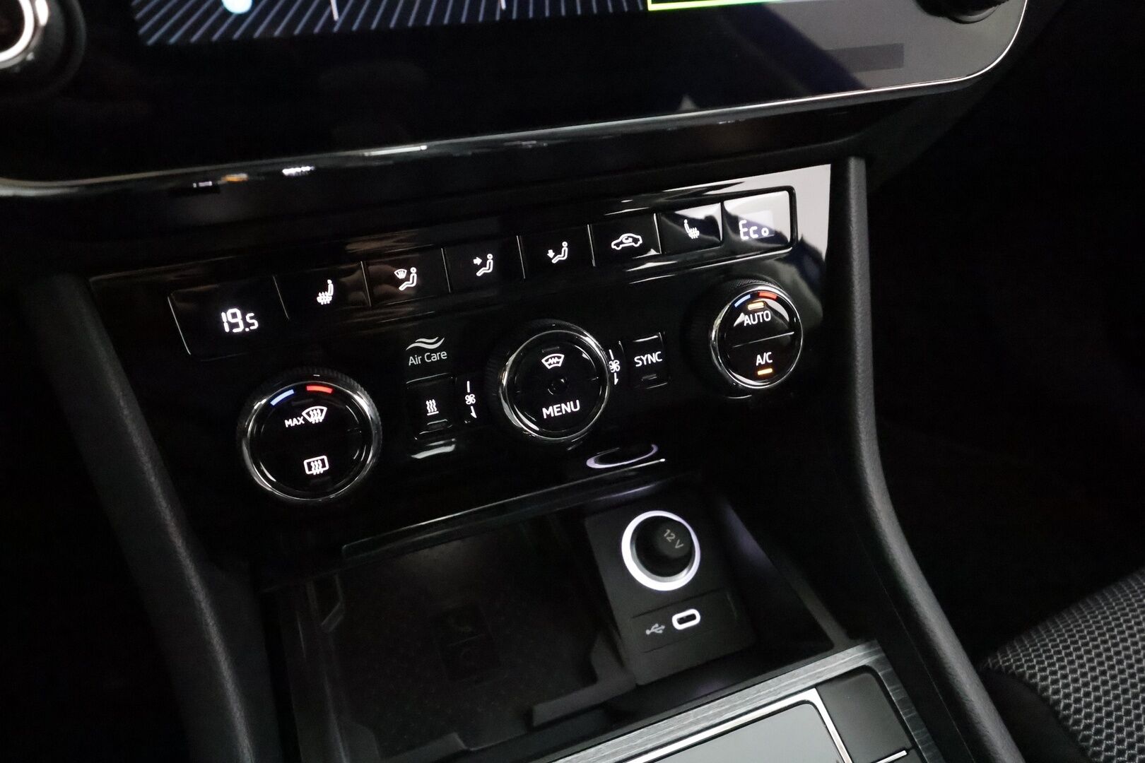 SKODA SUPERB 2023 1.4 TSi iV Style DSG * ACC / Koukku / Webasto / P.kamera / Skoda crystal Matrix-LED / Muistipenkki / Apple&Android * - Merkkihuollettu / Kahdet Renkaat / 2x Lataus