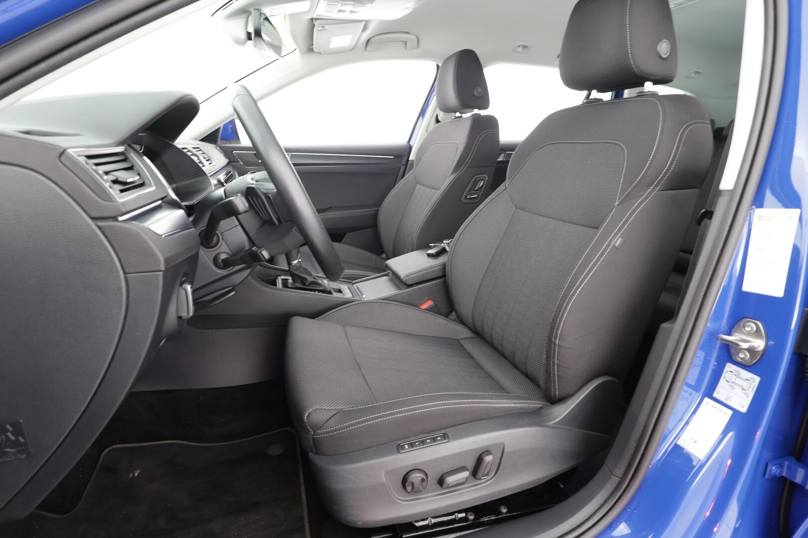 SKODA SUPERB 2023 1.4 TSi iV Style DSG * ACC / Koukku / Webasto / P.kamera / Skoda crystal Matrix-LED / Muistipenkki / Apple&Android * - Merkkihuollettu / Kahdet Renkaat / 2x Lataus