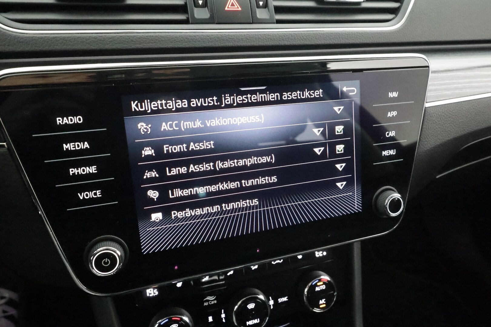 SKODA SUPERB 2023 1.4 TSi iV Style DSG * ACC / Koukku / Webasto / P.kamera / Skoda crystal Matrix-LED / Muistipenkki / Apple&Android * - Merkkihuollettu / Kahdet Renkaat / 2x Lataus