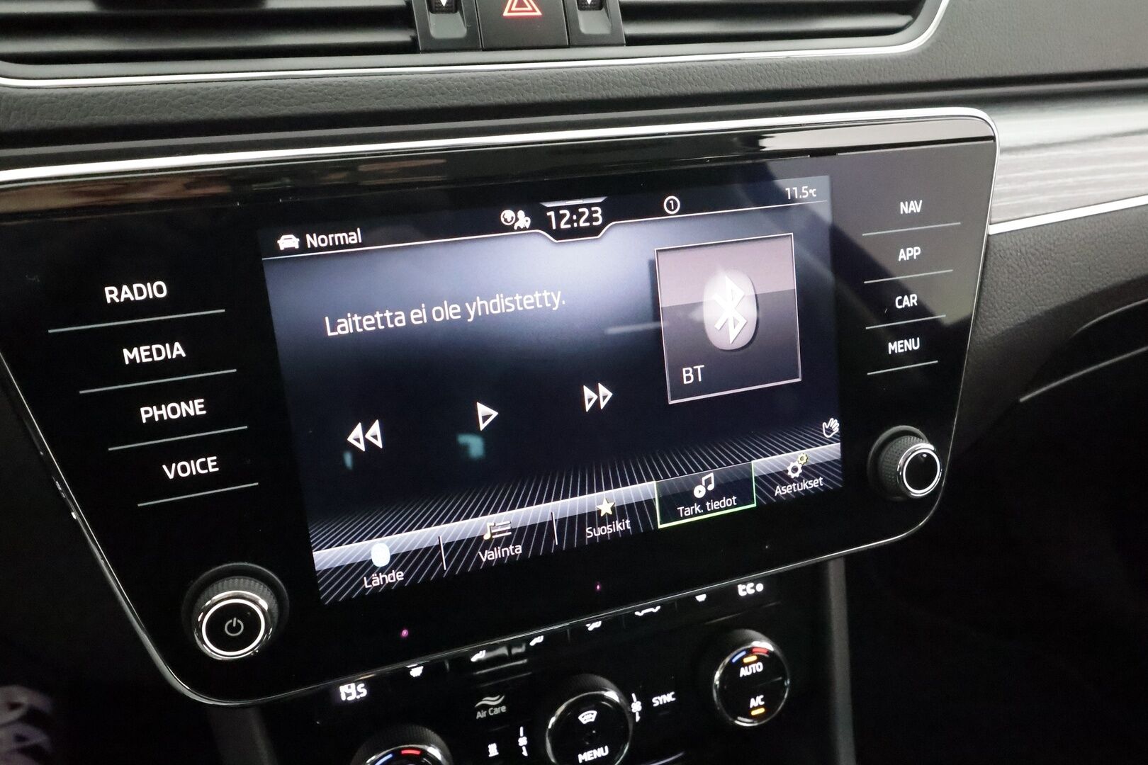 SKODA SUPERB 2023 1.4 TSi iV Style DSG * ACC / Koukku / Webasto / P.kamera / Skoda crystal Matrix-LED / Muistipenkki / Apple&Android * - Merkkihuollettu / Kahdet Renkaat / 2x Lataus