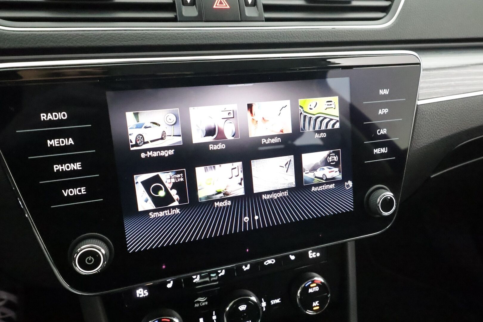 SKODA SUPERB 2023 1.4 TSi iV Style DSG * ACC / Koukku / Webasto / P.kamera / Skoda crystal Matrix-LED / Muistipenkki / Apple&Android * - Merkkihuollettu / Kahdet Renkaat / 2x Lataus