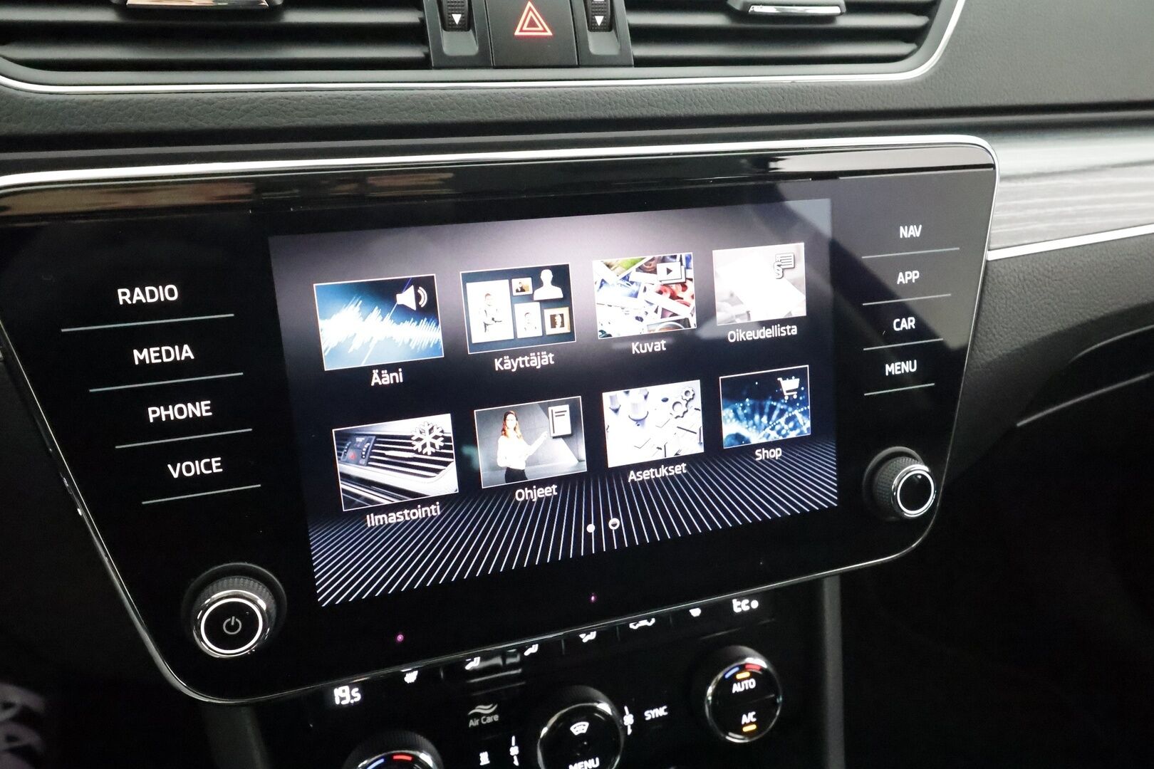 SKODA SUPERB 2023 1.4 TSi iV Style DSG * ACC / Koukku / Webasto / P.kamera / Skoda crystal Matrix-LED / Muistipenkki / Apple&Android * - Merkkihuollettu / Kahdet Renkaat / 2x Lataus