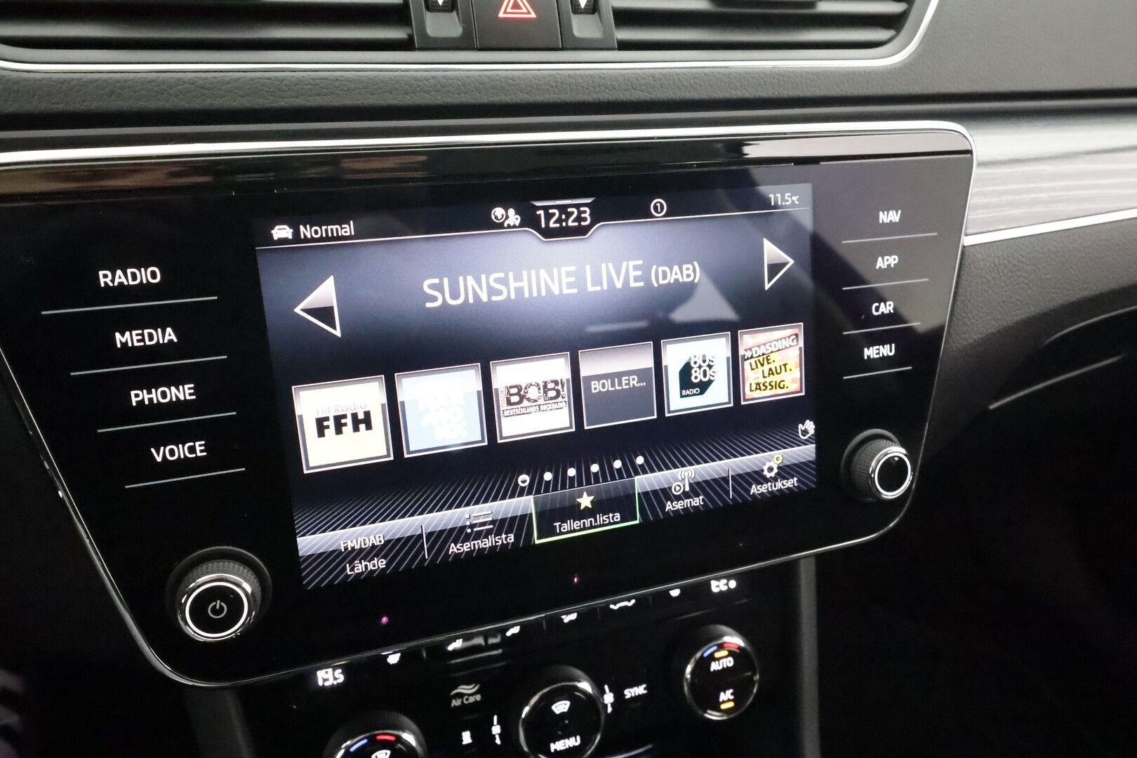 SKODA SUPERB 2023 1.4 TSi iV Style DSG * ACC / Koukku / Webasto / P.kamera / Skoda crystal Matrix-LED / Muistipenkki / Apple&Android * - Merkkihuollettu / Kahdet Renkaat / 2x Lataus