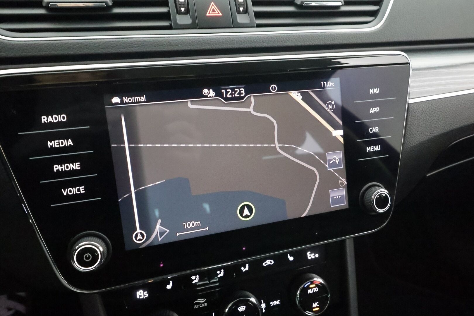 SKODA SUPERB 2023 1.4 TSi iV Style DSG * ACC / Koukku / Webasto / P.kamera / Skoda crystal Matrix-LED / Muistipenkki / Apple&Android * - Merkkihuollettu / Kahdet Renkaat / 2x Lataus