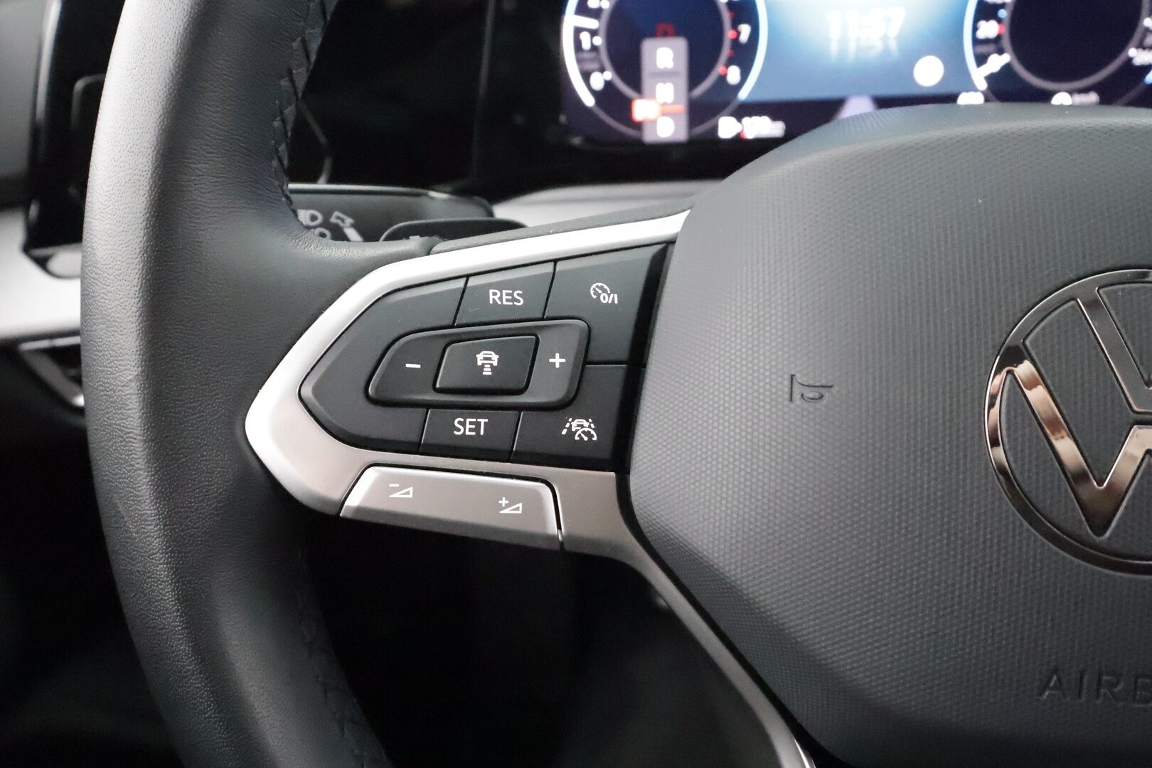 VOLKSWAGEN GOLF 2024 Variant 1.5 eTSi 110kW DSG *ACC / LED / Koukku / Apple&Android / P.tutkat *