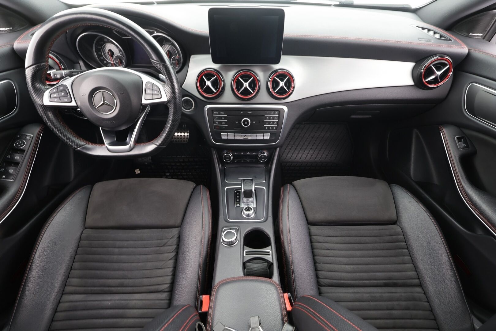 MERCEDES-BENZ CLA 45 AMG 2017 4MATIC Shooting Brake * P.kamera / LED / Sporttipenkit / Facelift / Apple&Android / Vakkari * - Kahdet renkaat aluvanteilla