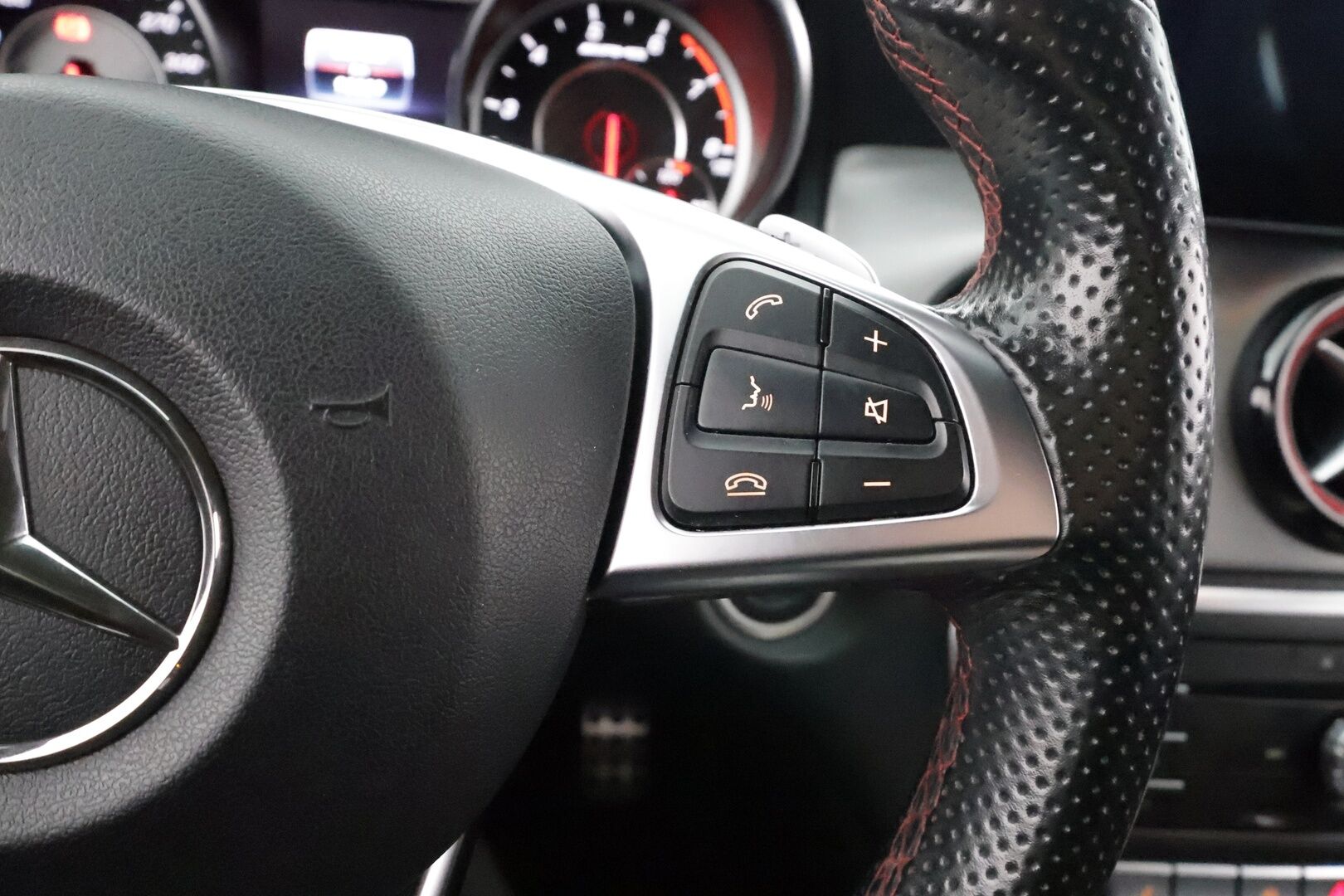 MERCEDES-BENZ CLA 45 AMG 2017 4MATIC Shooting Brake * P.kamera / LED / Sporttipenkit / Facelift / Apple&Android / Vakkari * - Kahdet renkaat aluvanteilla