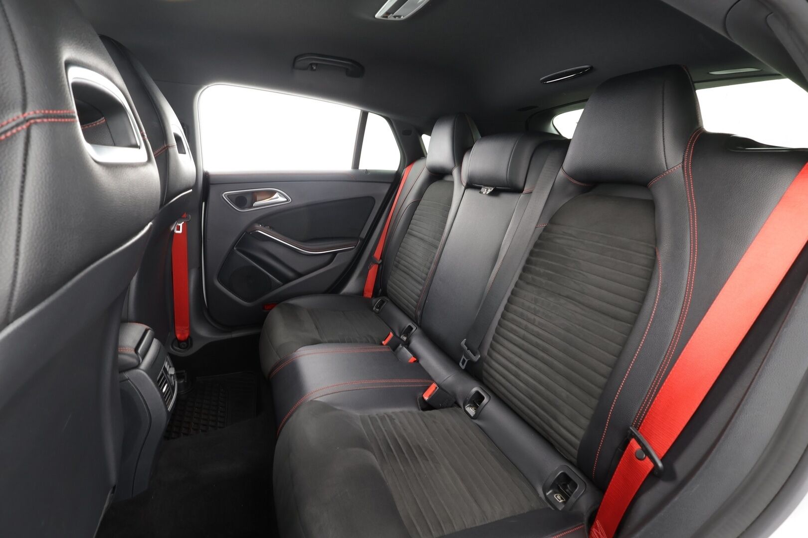 MERCEDES-BENZ CLA 45 AMG 2017 4MATIC Shooting Brake * P.kamera / LED / Sporttipenkit / Facelift / Apple&Android / Vakkari * - Kahdet renkaat aluvanteilla